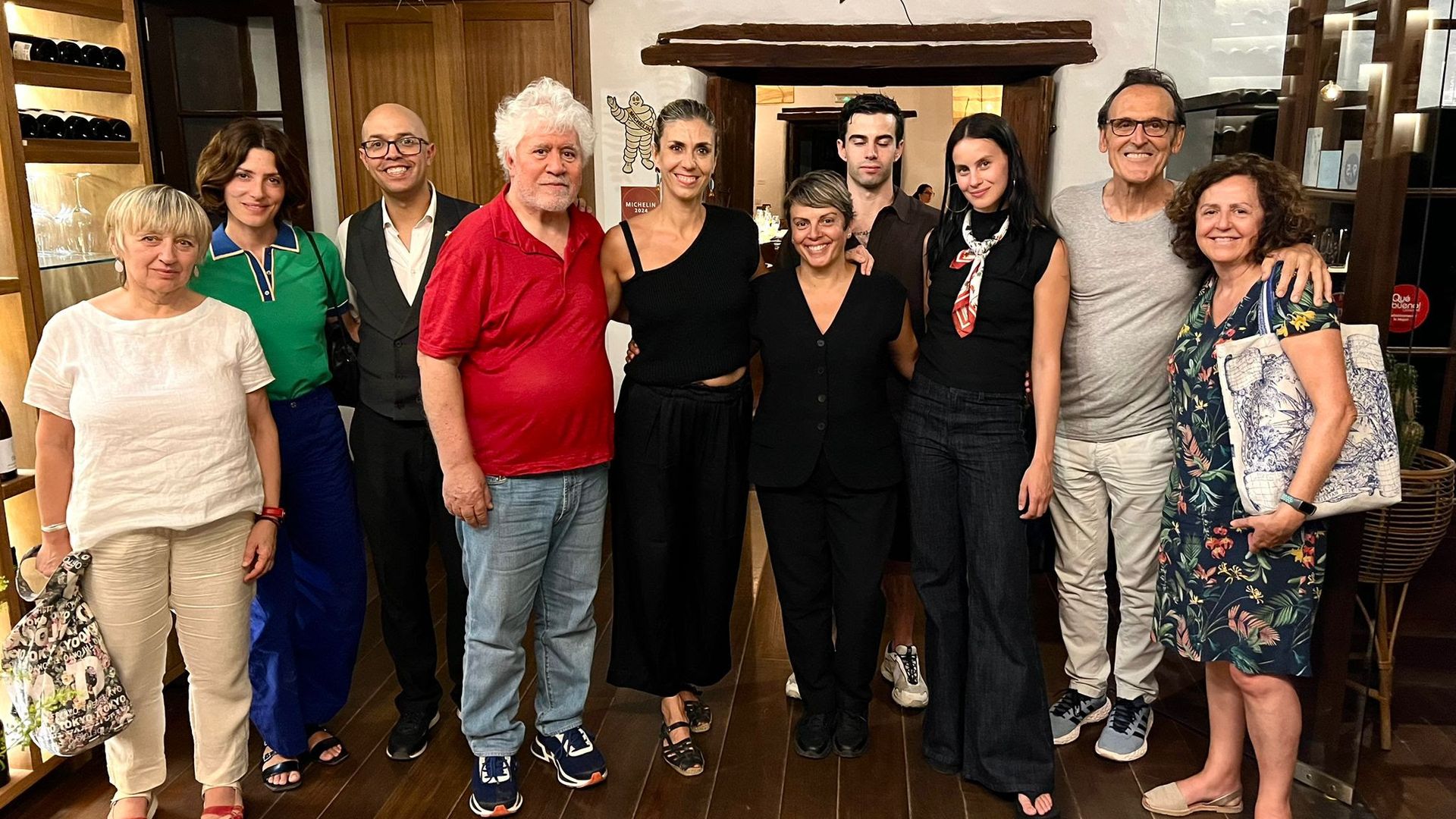Pedro Almodóvar con los actores de la película 'Amarga Navidad'
