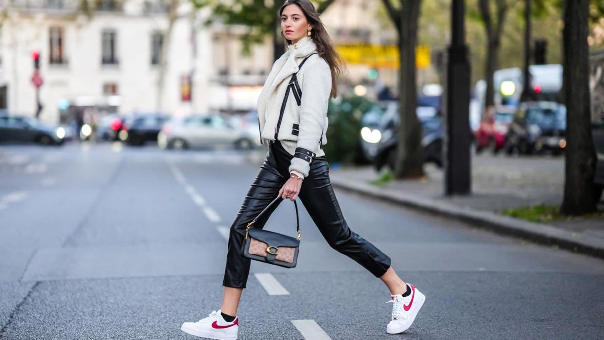 Compra rebajadas las zapatillas ultracómodas que llevarás con toda tu ropa