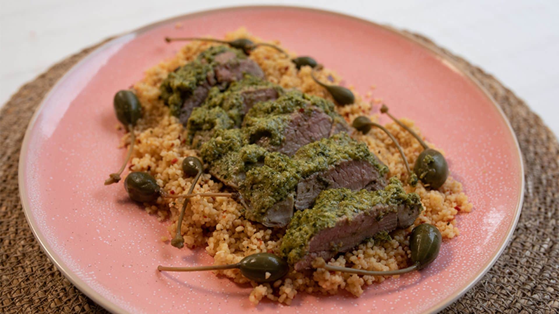 Tournedó de cordero con costra de aceitunas y ensalada de cuscús con alcaparrones