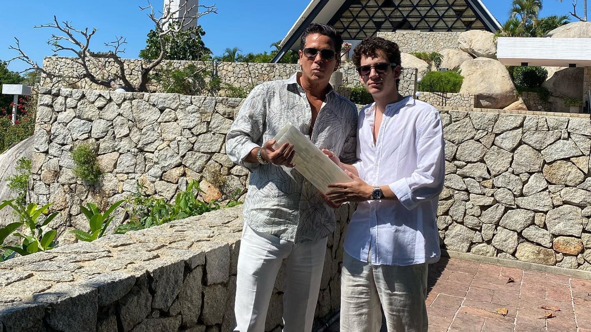 Roberto Palazuelos depositó las cenizas de su padre en una capilla de Acapulco.