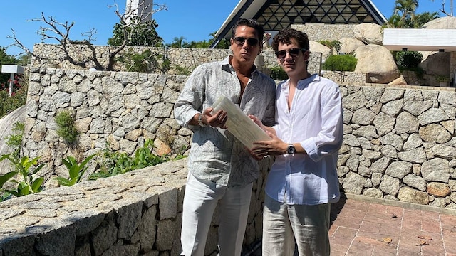 Roberto Palazuelos depositó las cenizas de su padre en una capilla de Acapulco.
