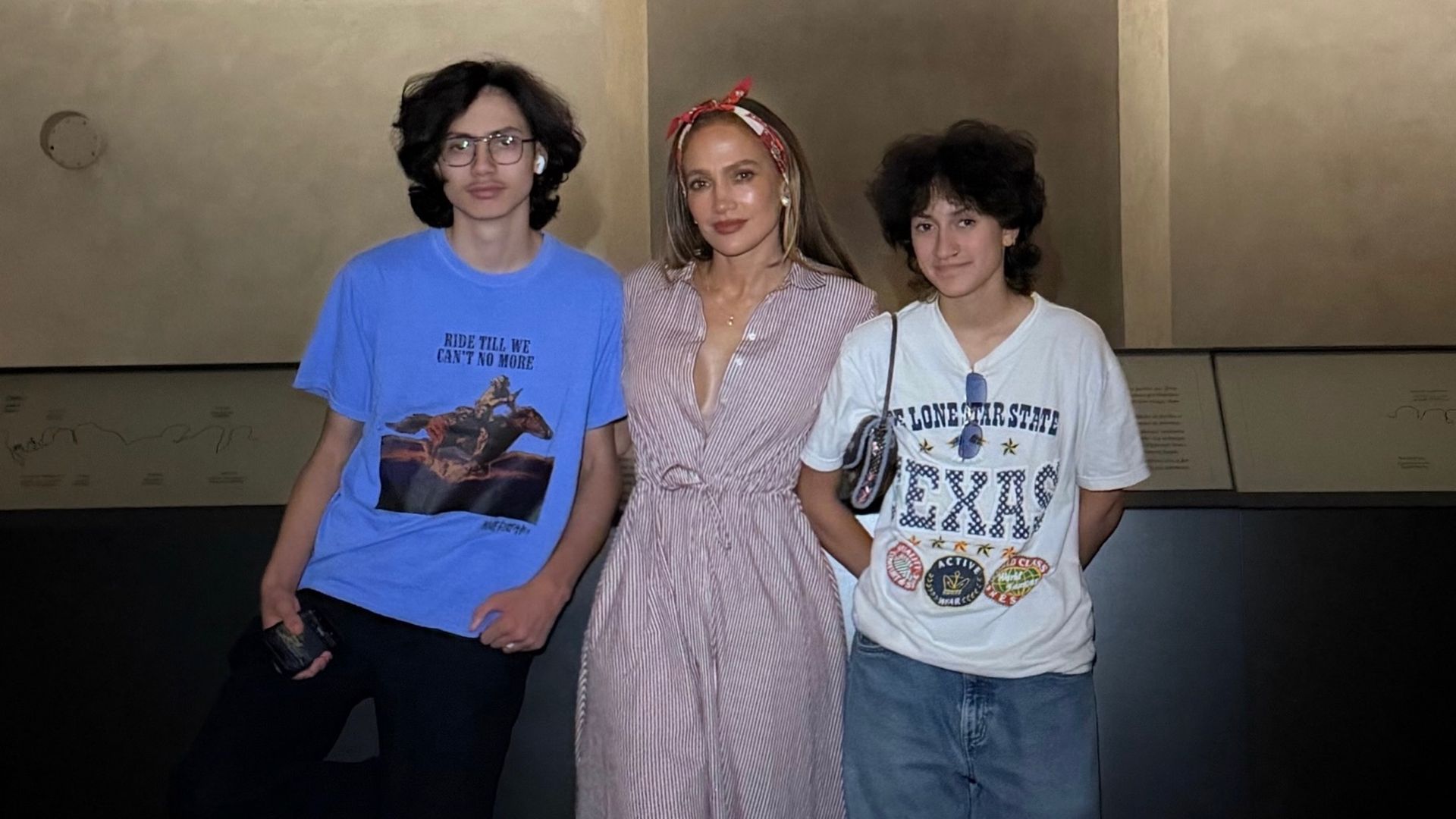 Jennifer Lopez con sus hijos Max y Oskar.
