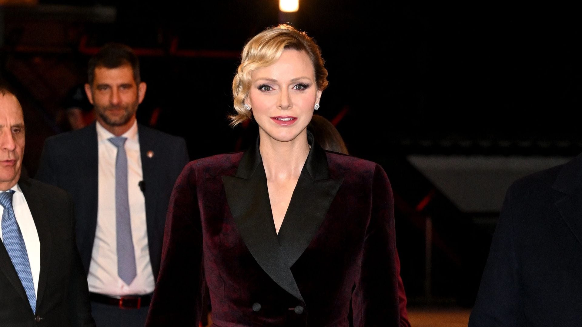 Charlene de Mónaco, elegancia atemporal con un traje de terciopelo y pendientes de esmeralda