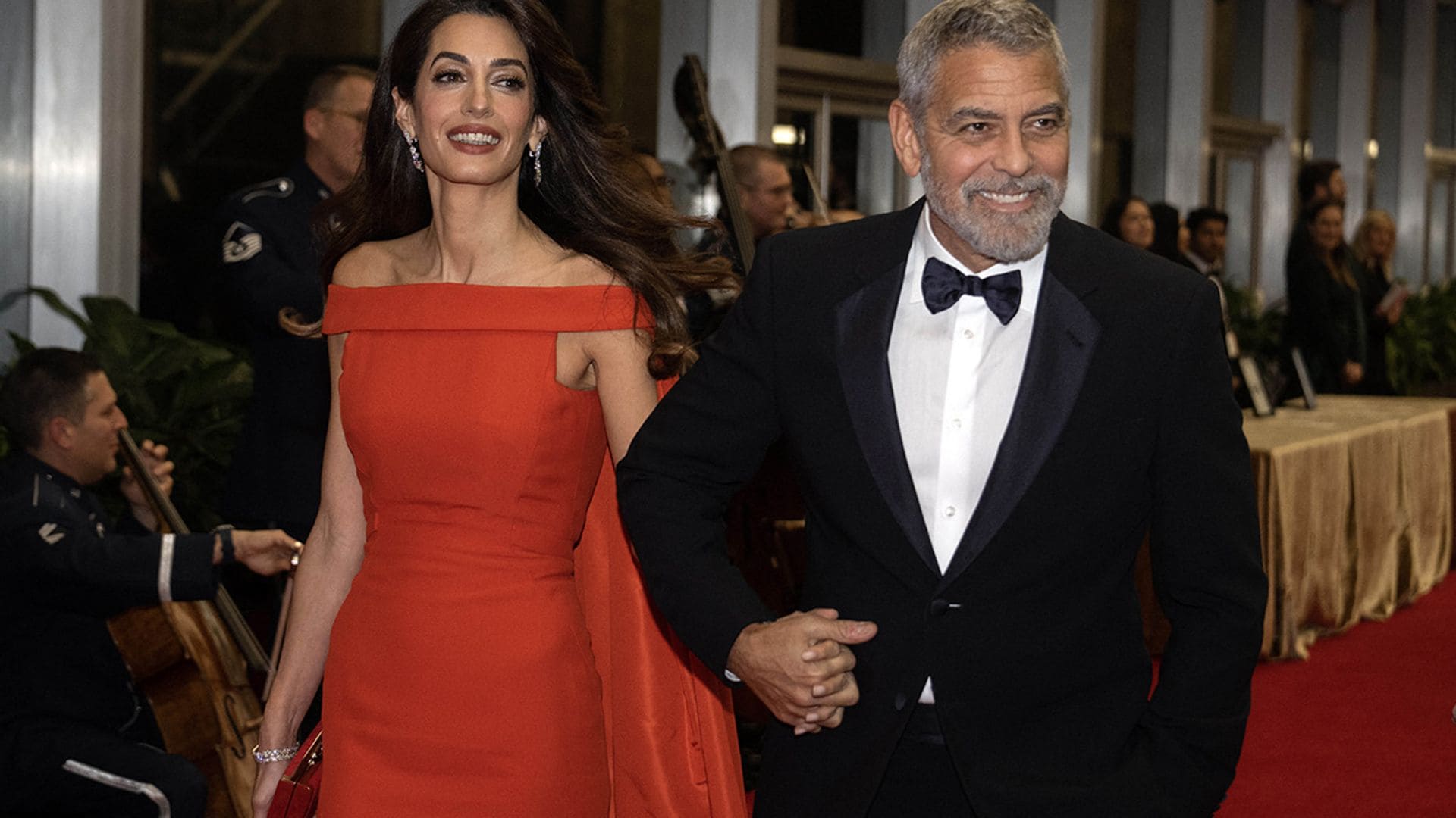 George Clooney se convierte en el mejor 'estilista' de su mujer sobre la alfombra roja