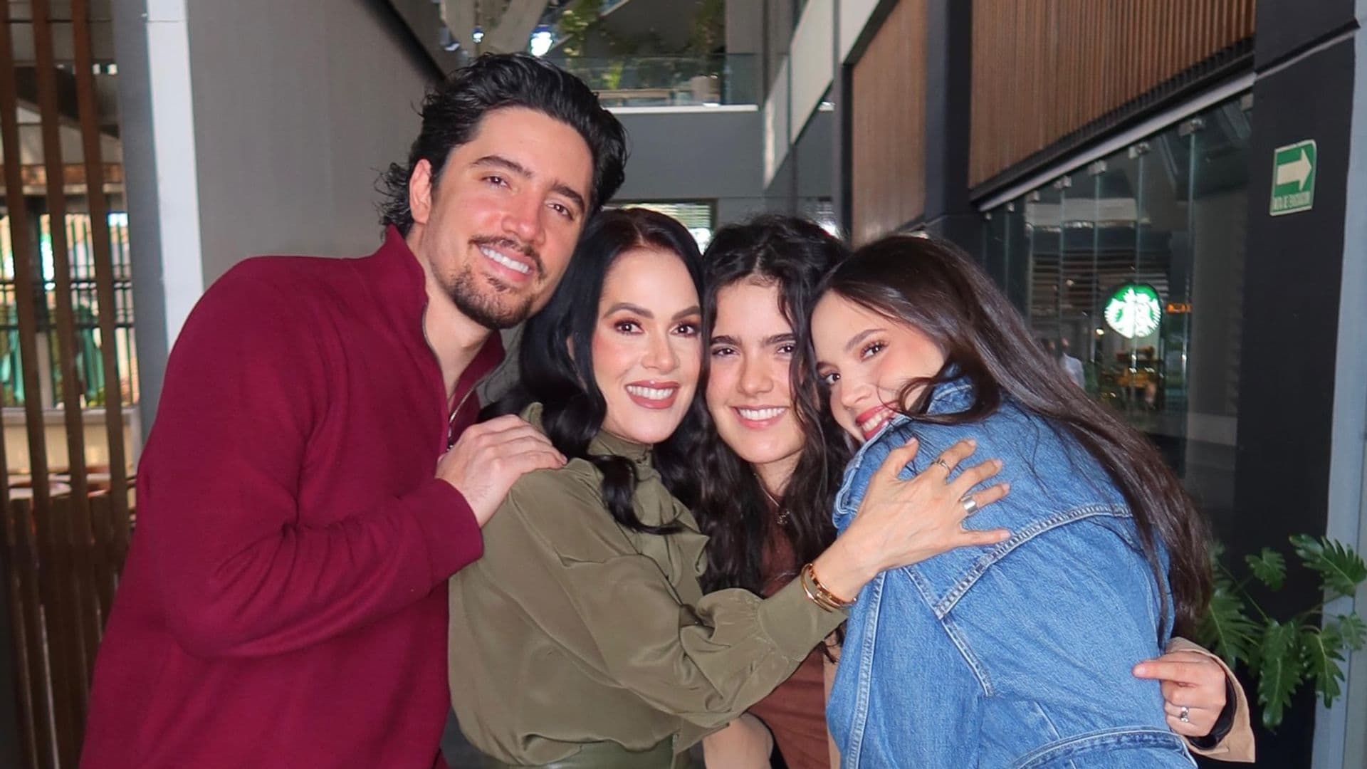 América Guinart con sus hijos, Alex, Camila y América, fruto de su pasado matrimonio con El Potrillo