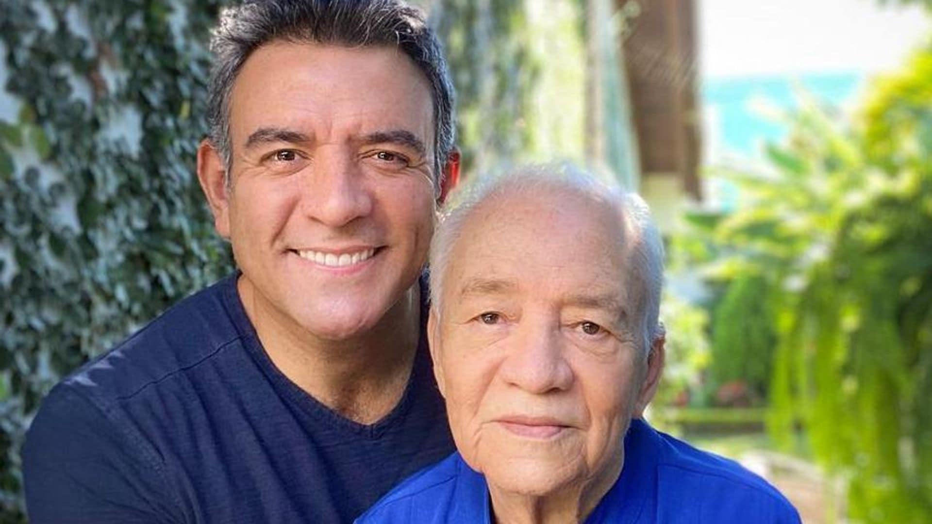 Héctor Sandarti comparte un entrañable momento con su mamá: ‘Quisieras que no acabara nunca’