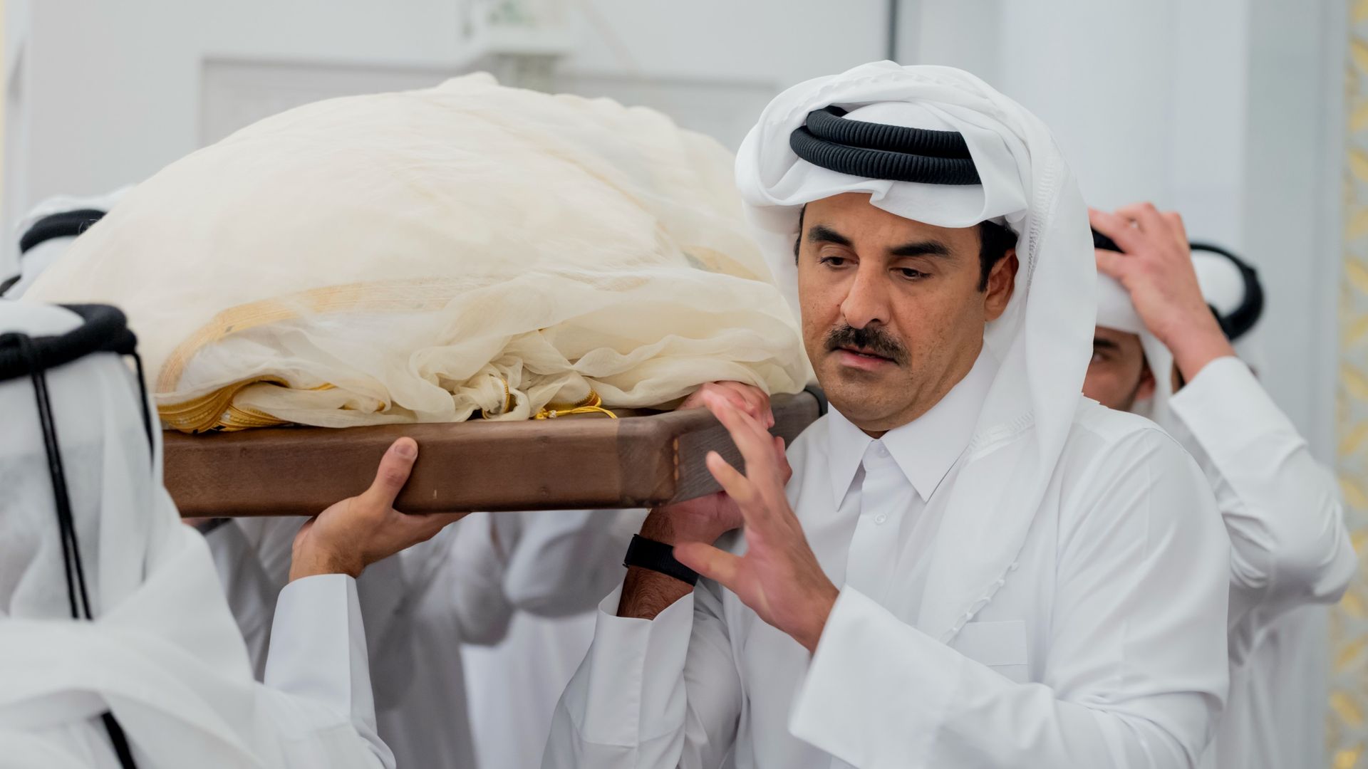 El emir de Catar, con cara de tristeza en la despedida a su padre