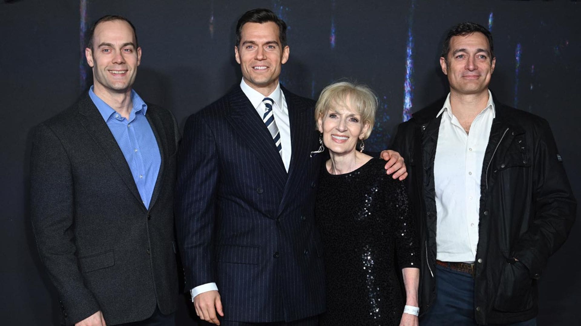 Henry Cavill se lleva a su madre, sus hermanos y un insólito invitado extra al estreno de 'The Witcher'