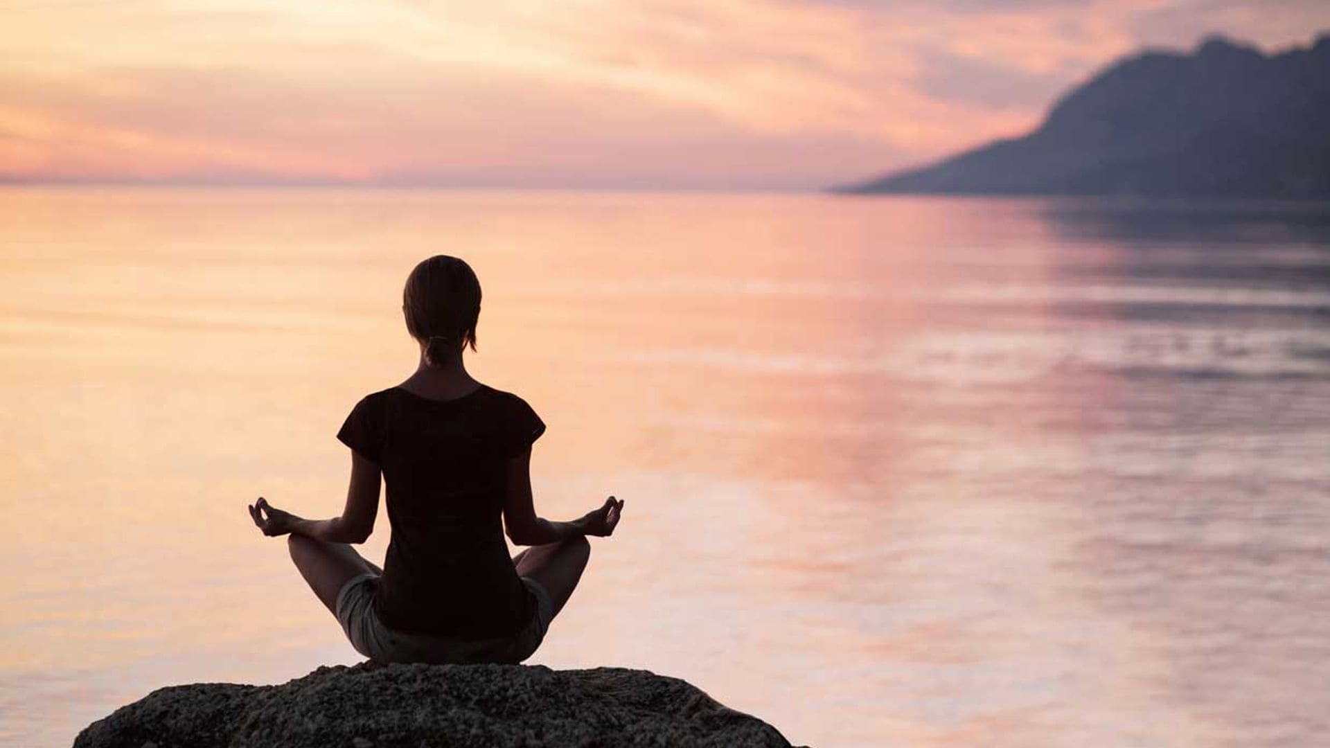 Las 7 posturas de yoga que contribuyen a abrir los chakras