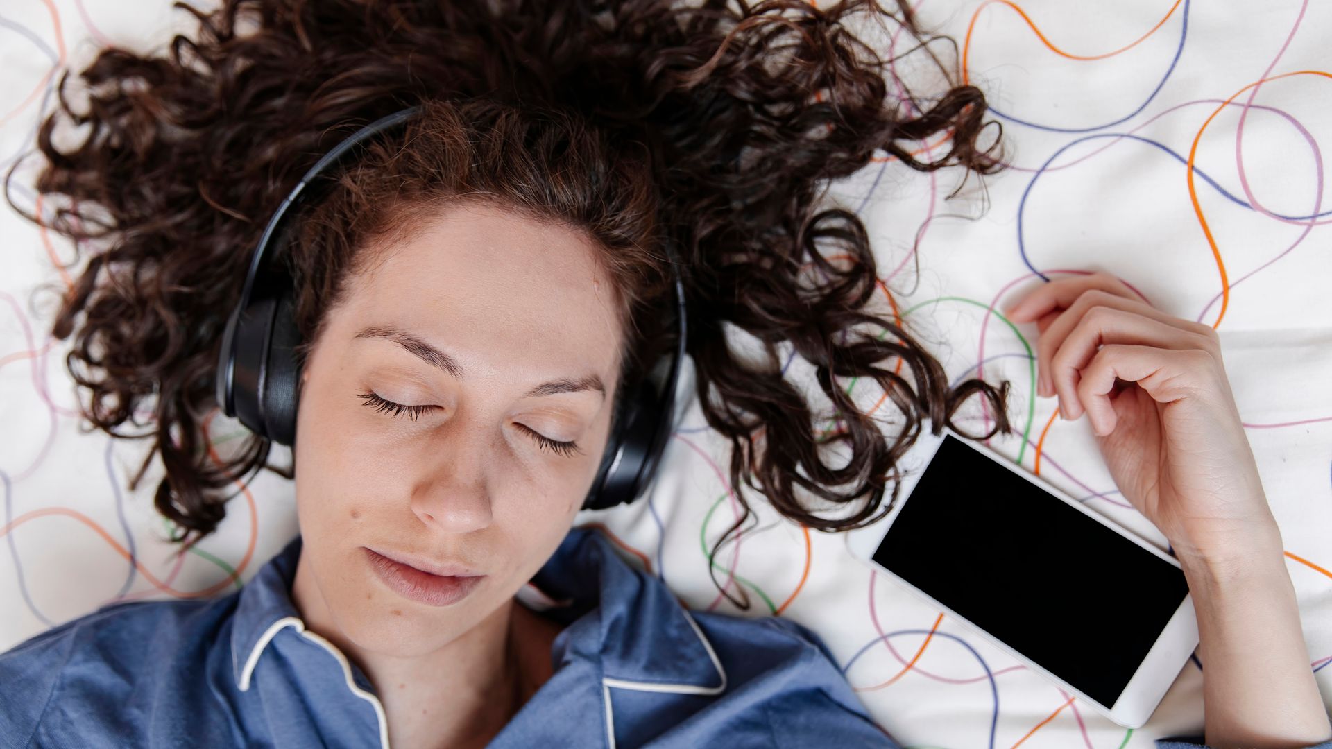 Mujer durmiendo con los auriculares puestos