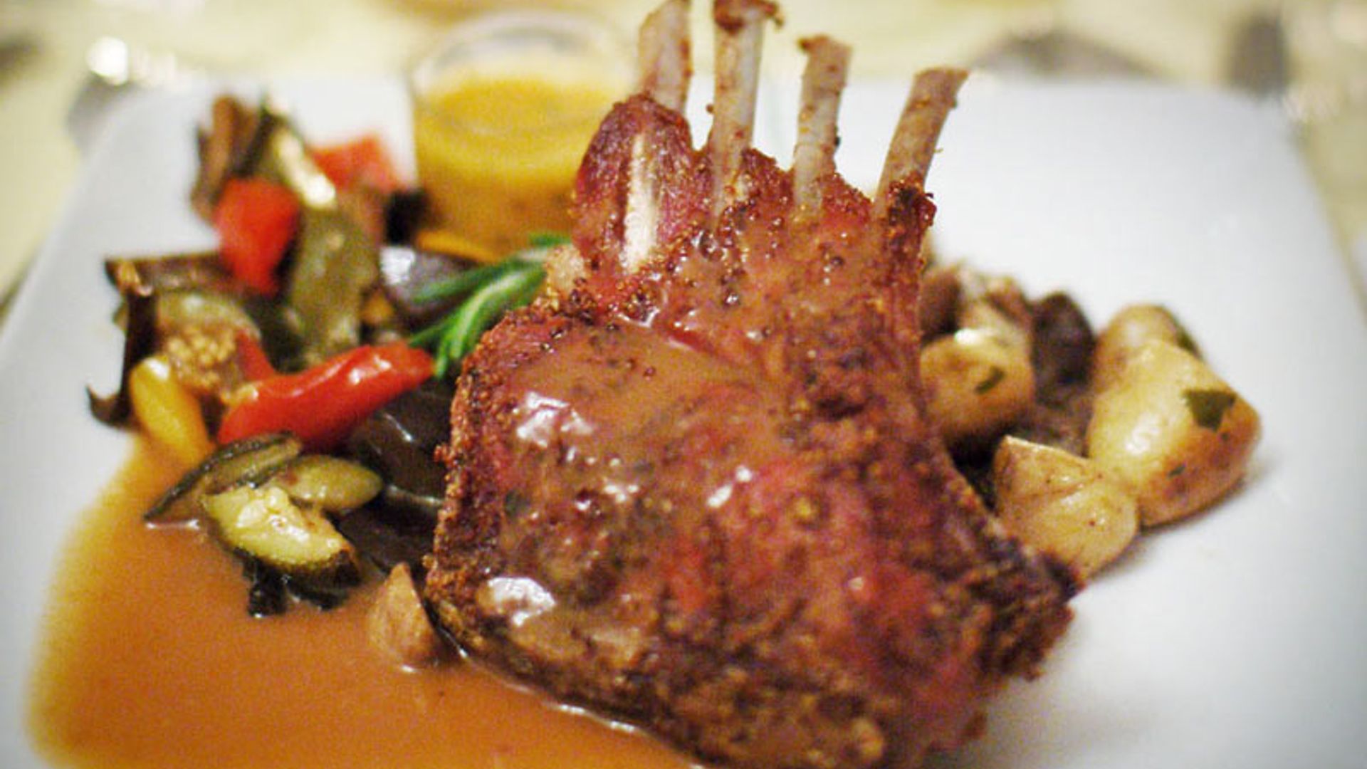 Carré de cordero con ensalada de frutas