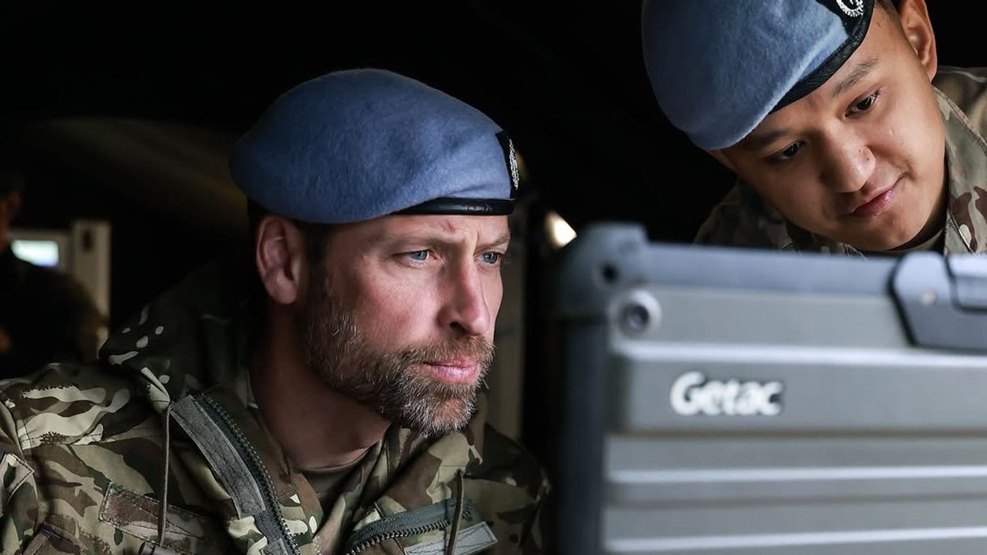 Las últimas imágenes del príncipe Guillermo vestido de uniforme militar que parecen sacadas de una película