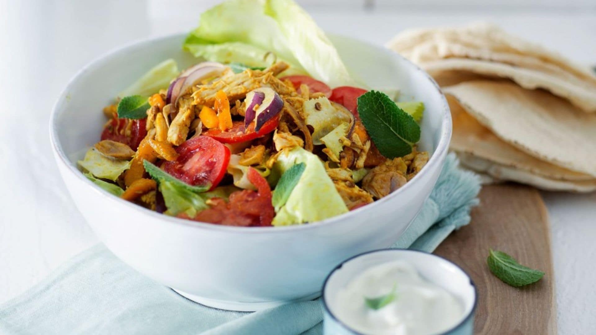 Ensalada de pollo y salsa de yogur