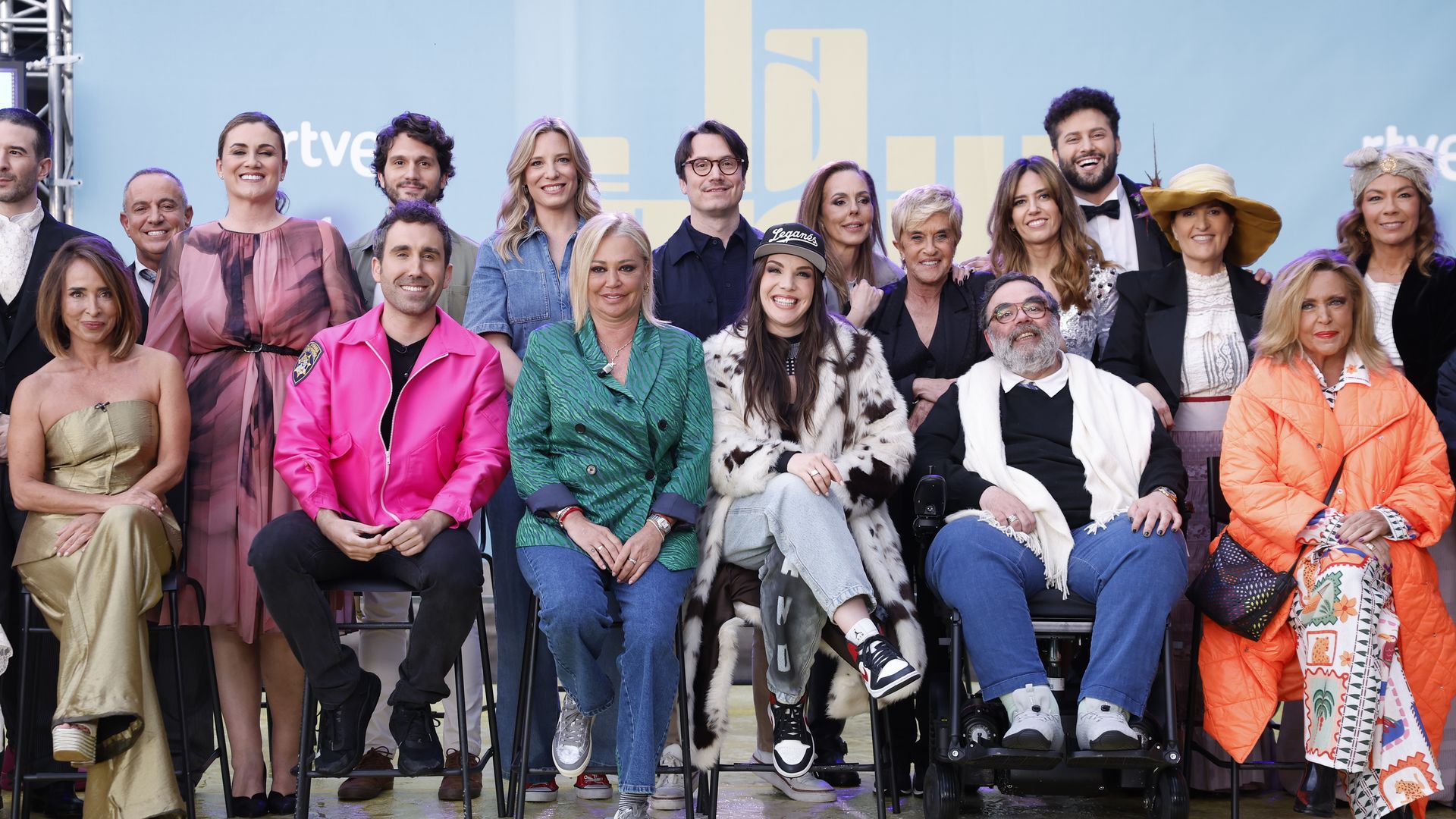 Posado de los colaboradores de 'La familia de la tele' en el estreno del programa