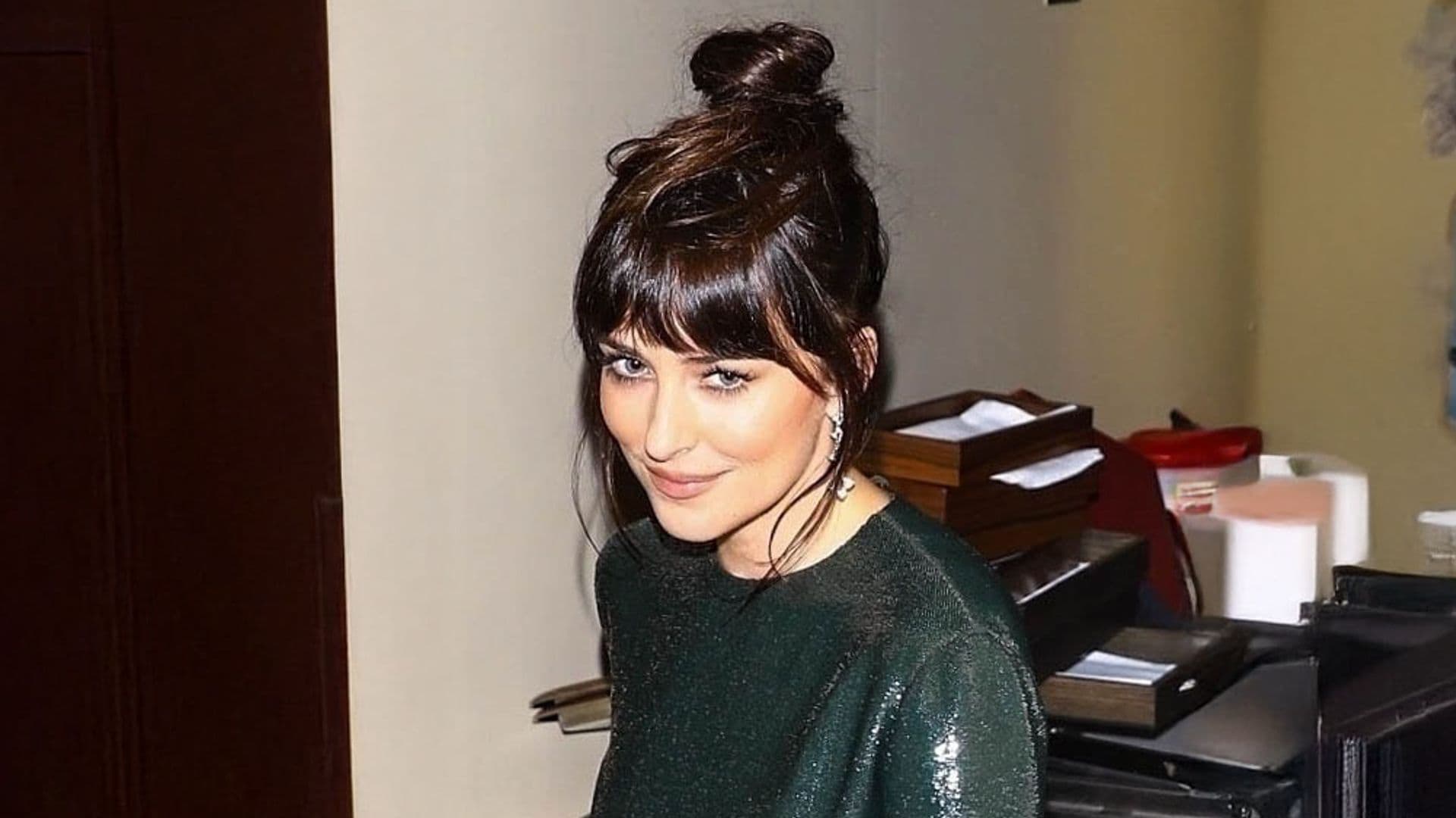 Dakota Johnson, una estrella con vestido metalizado y escote de impacto para celebrar su último éxito en Nueva York