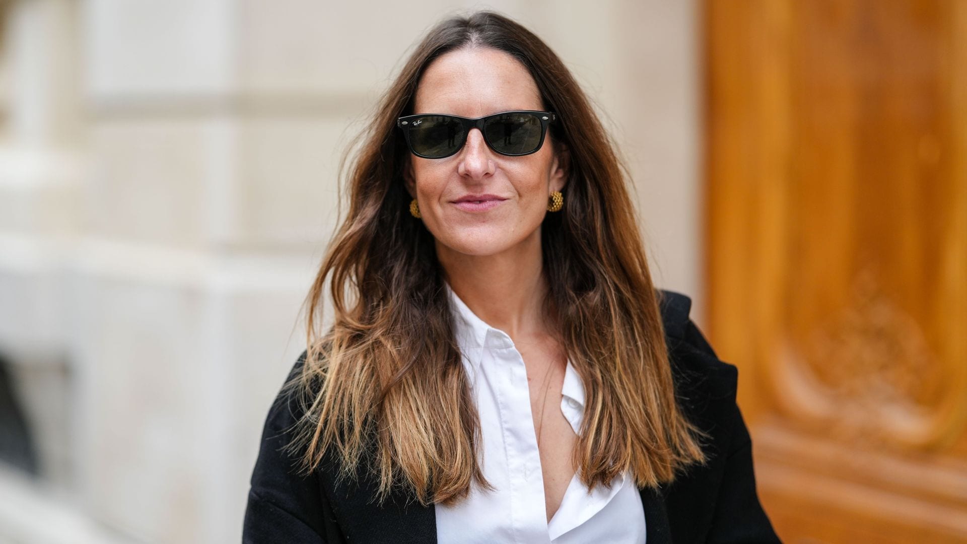 Alba Garavito con gafas de sol y camisa blanca en Paris