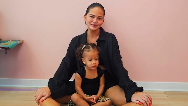 chrissy teigen con su hija esti