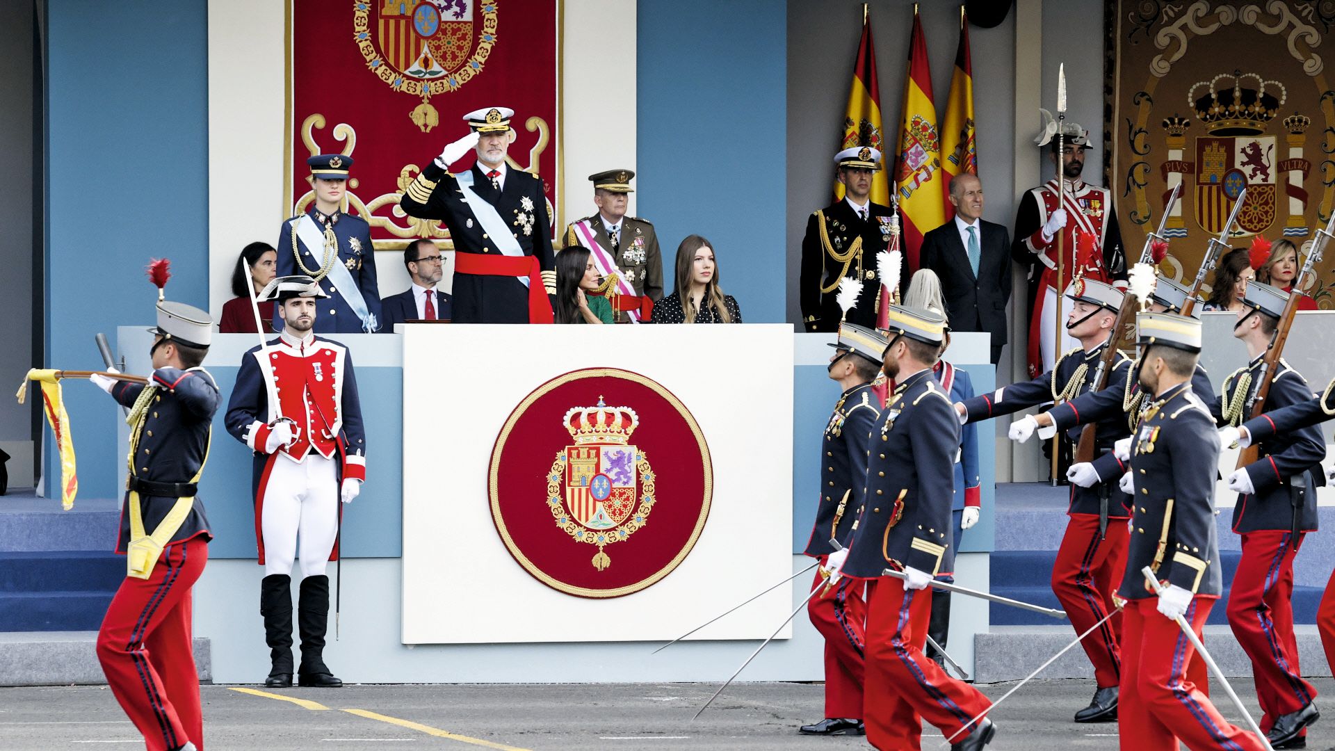 Los Reyes Felipe VI y Letizia presidiendo el Desfile de la Fiesta Nacional