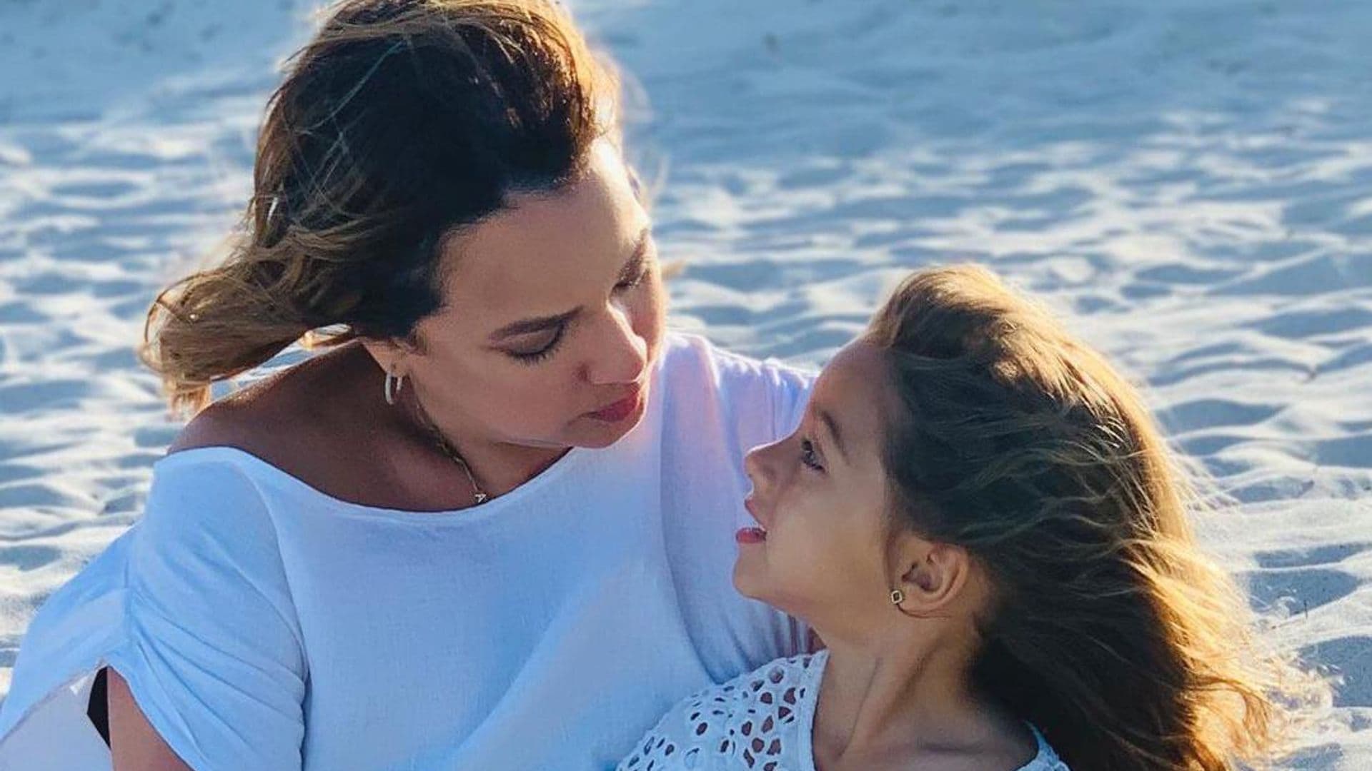 Alaïa, hija de Adamari López, y su sesión de fotos navideñas más encantadora