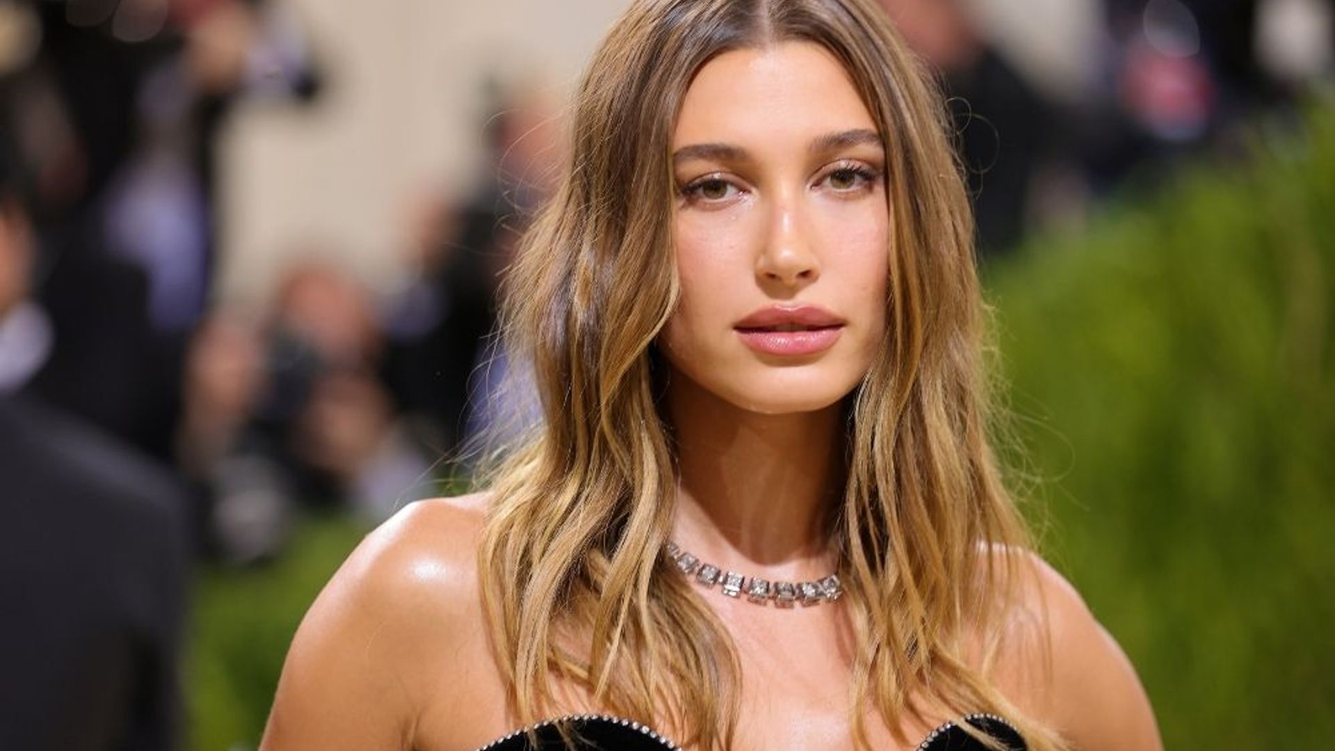 ¡Cambio de look! Hailey Baldwin dice adiós al rubio durante su cita doble en la Super Bowl
