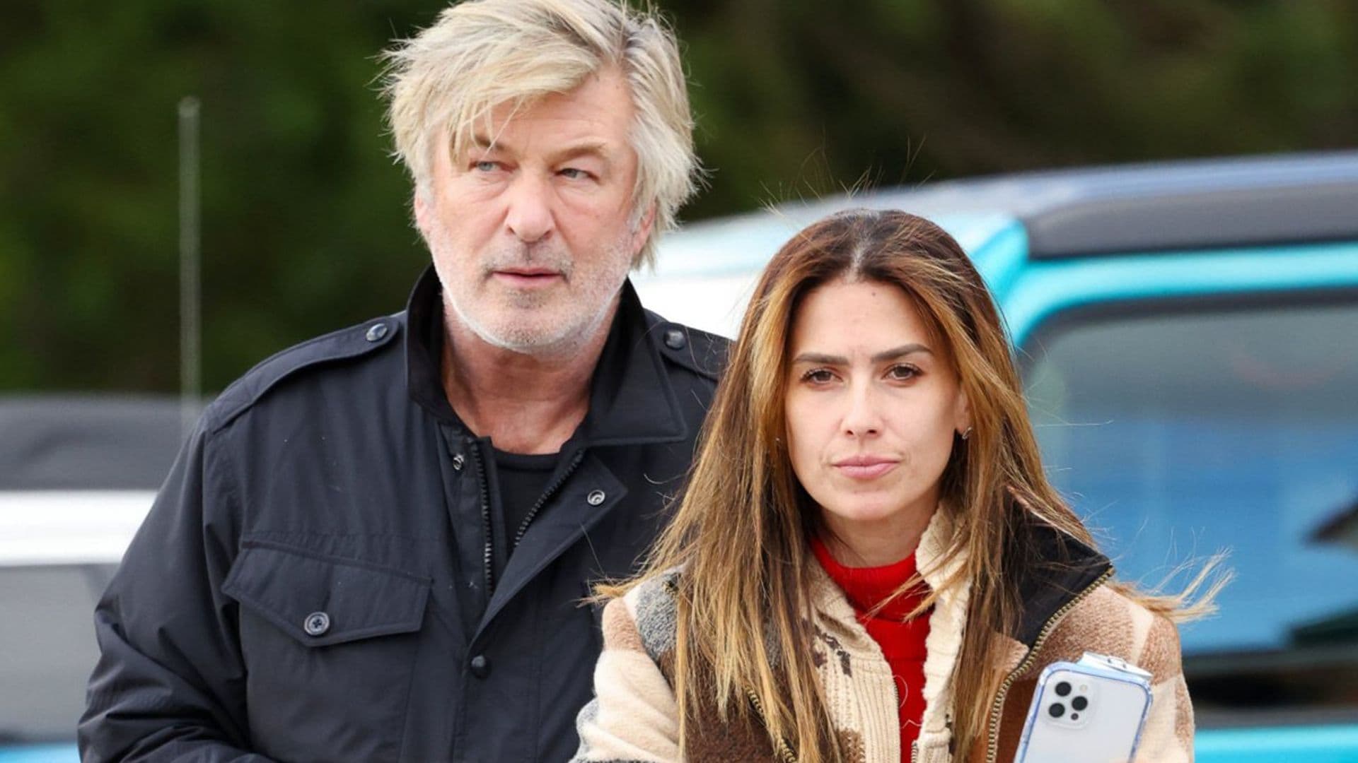Alec Baldwin reaparece consternado y rompe su silencio tras matar accidentalmente a su directora de fotografía: ‘Era mi amiga’