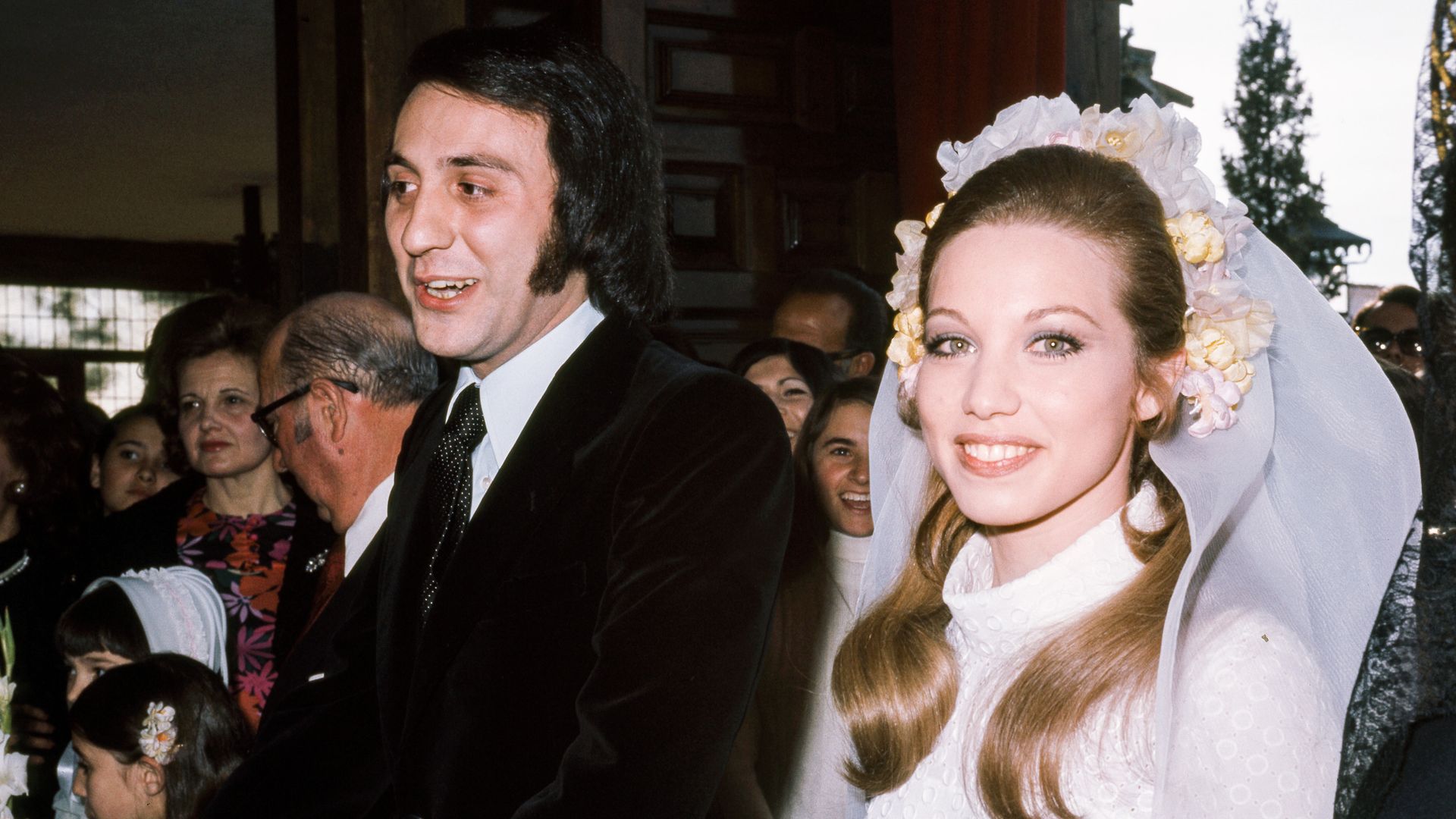 La boda de Karina y Tony Luz: un 'sí, quiero' en el mismo lugar que Isabel Preysler y Julio Iglesias y un vestido de novia con lazada rosa
