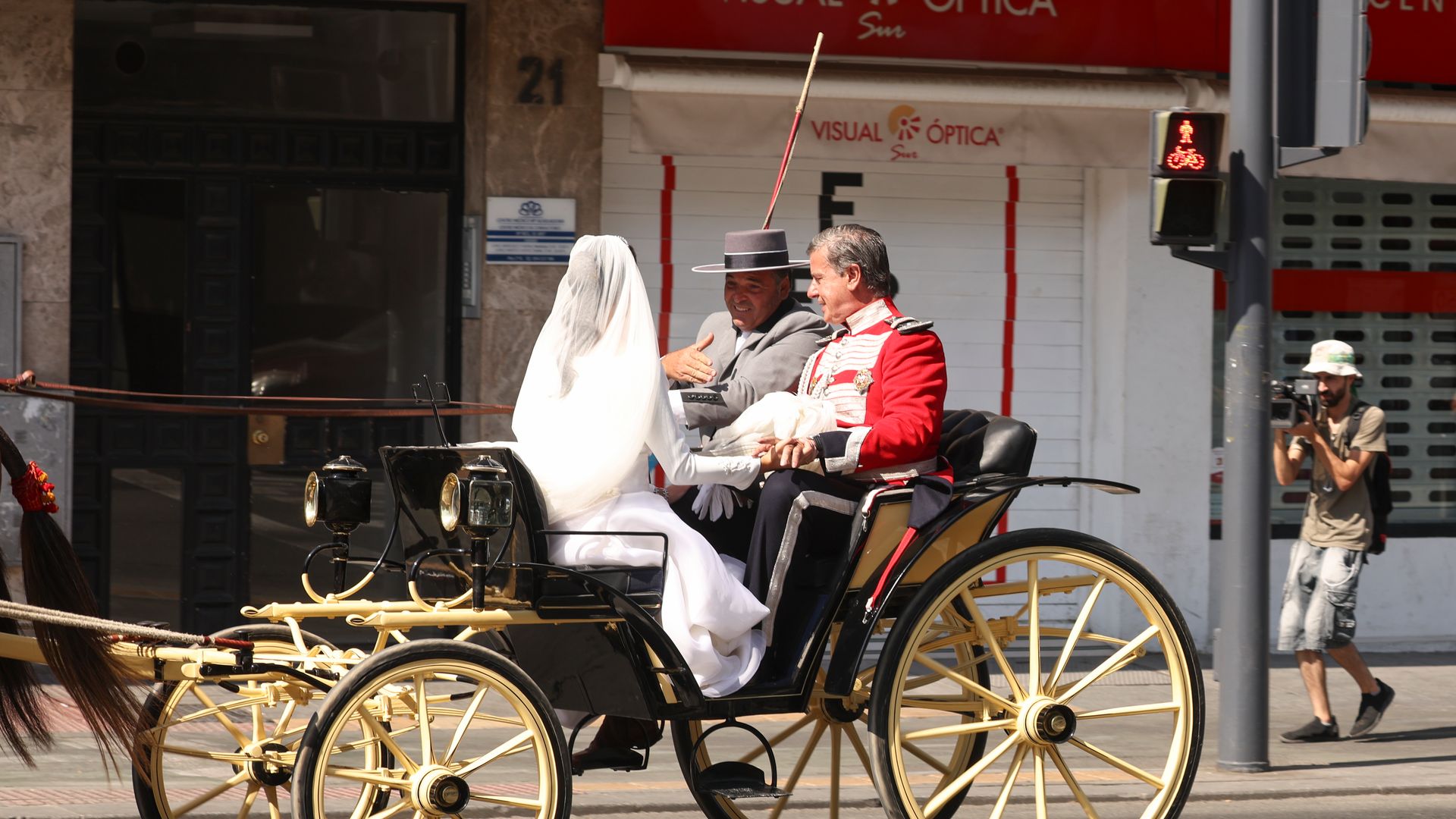 EN VÍDEO: El primer paseo de los recién casados en coche de caballos por las calles de Sevilla