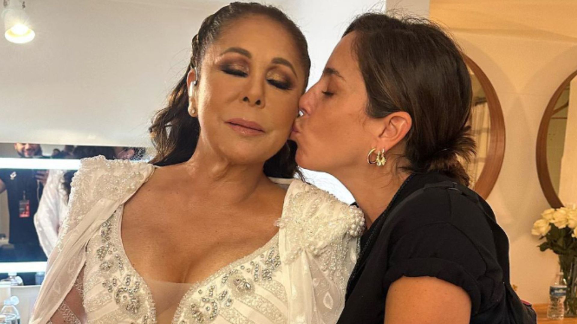 El abrazo que demuestra que Anabel Pantoja es el apoyo incondicional de Isabel Pantoja allá donde va