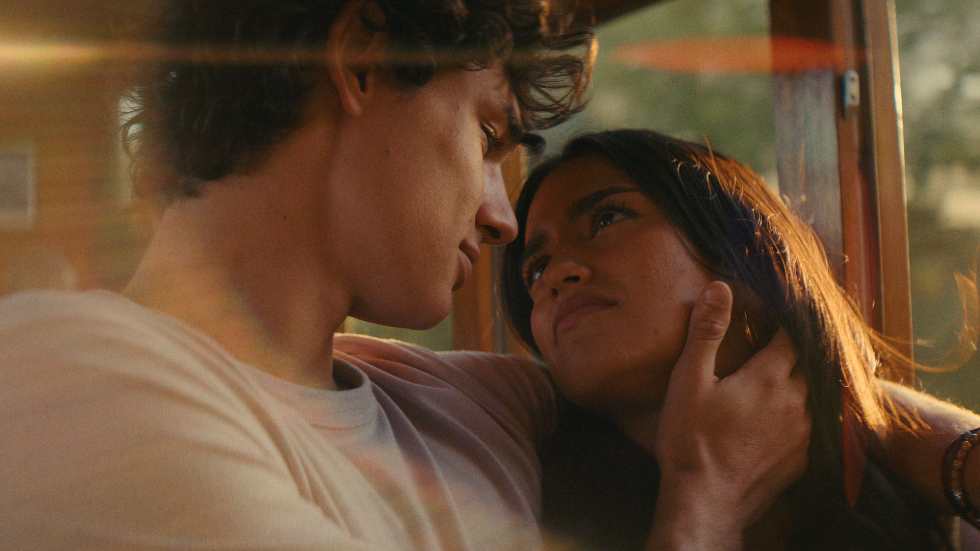 Fernando Lindez (Julian) y Maia Reficco (Ry) en 'The Last Sunrise' de Prime Video. Courtesy of Prime Video © Amazon Content Services LLC