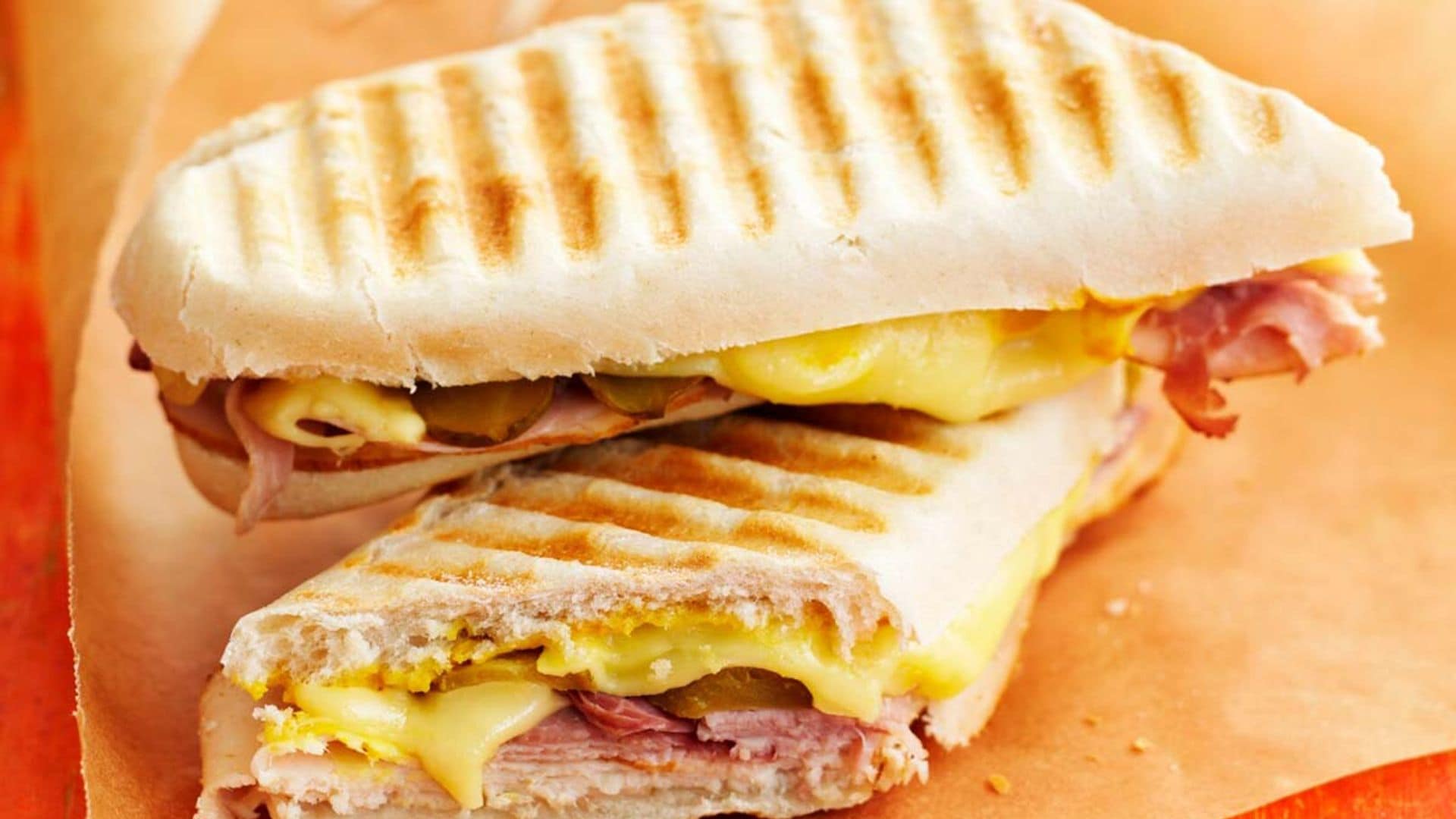 'Panini' mixto con mostaza y pepinillos