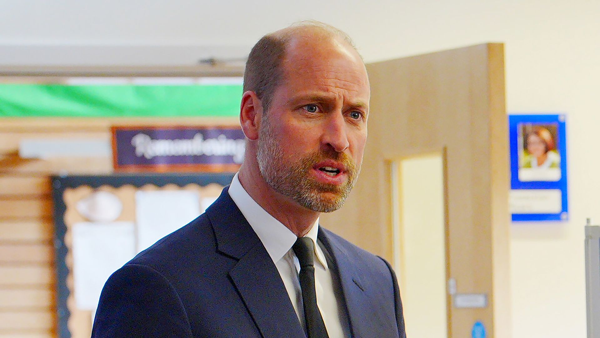 El príncipe Guillermo, príncipe de Gales, durante su visita a la escuela primaria comunitaria Ynysowen