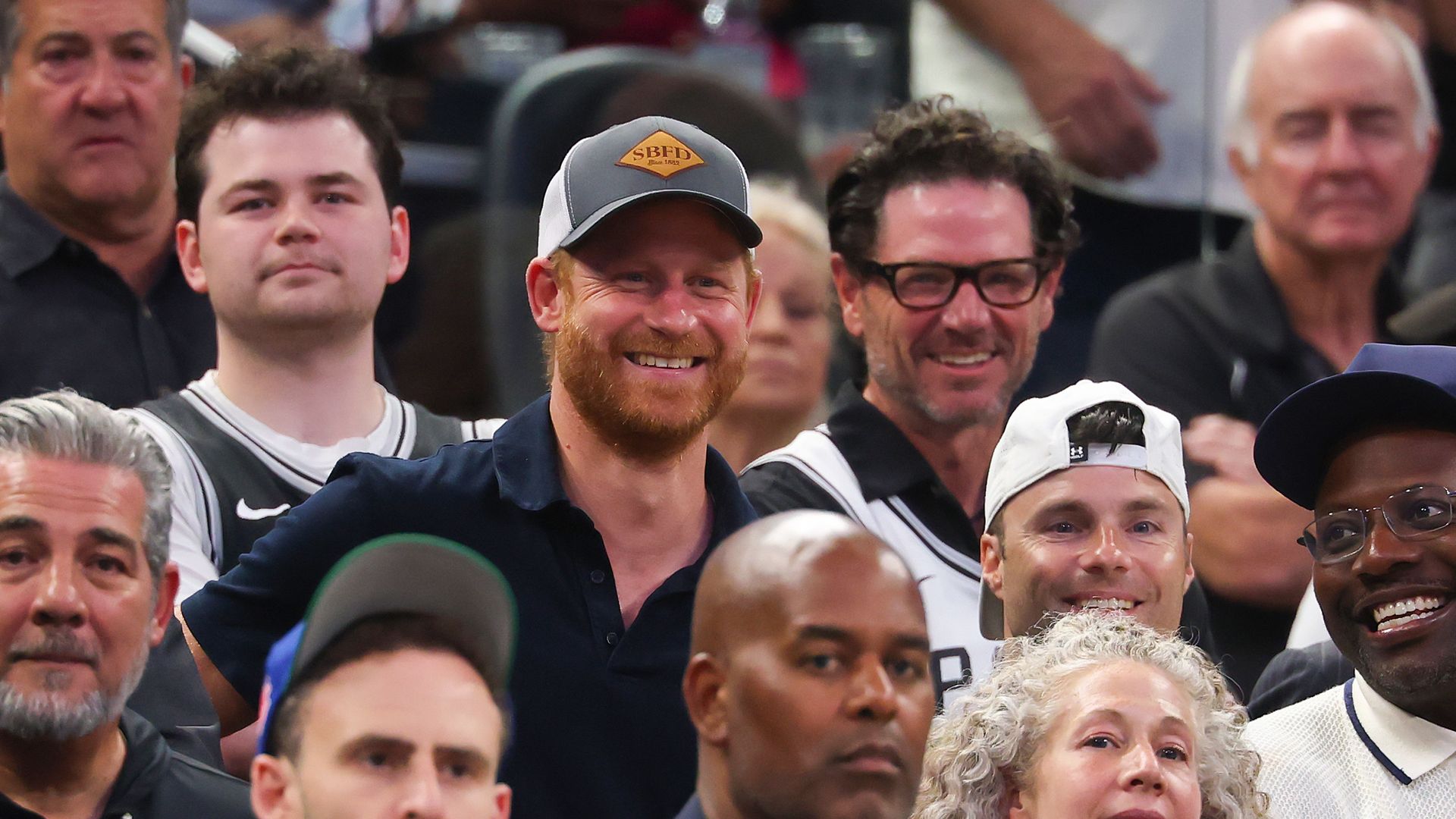 El príncipe Harry en el Frost Bank Center de San Antonio, Texas, en el cuarto duelo de la final de la NBA entre los San Antonio Spurs y los New York Knicks