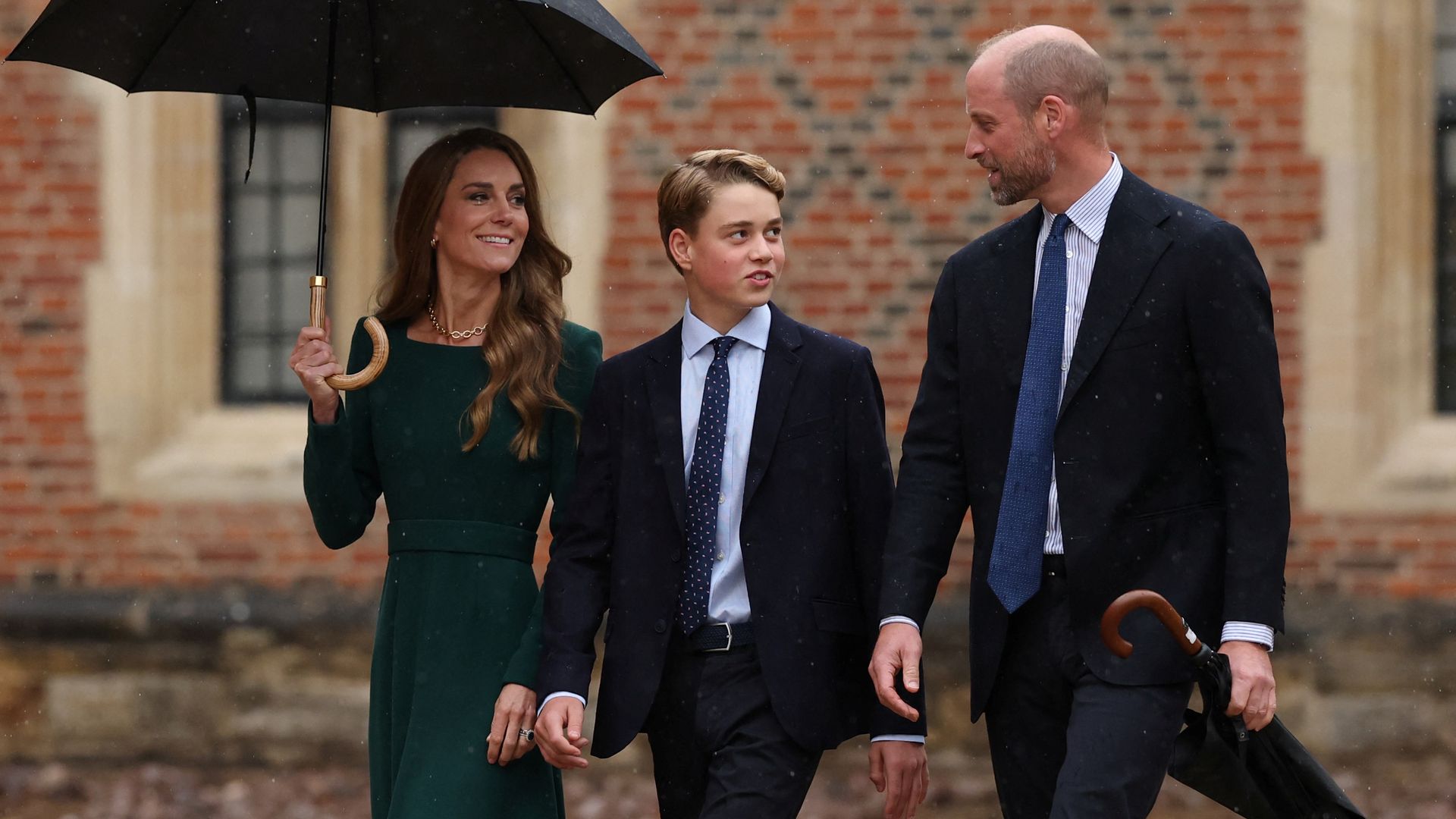 Los príncipes de Gales llevan a su hijo, el príncipe George a su primer día de clases en Eton, el prestigioso internado donde el propio William cursó sus estudios.