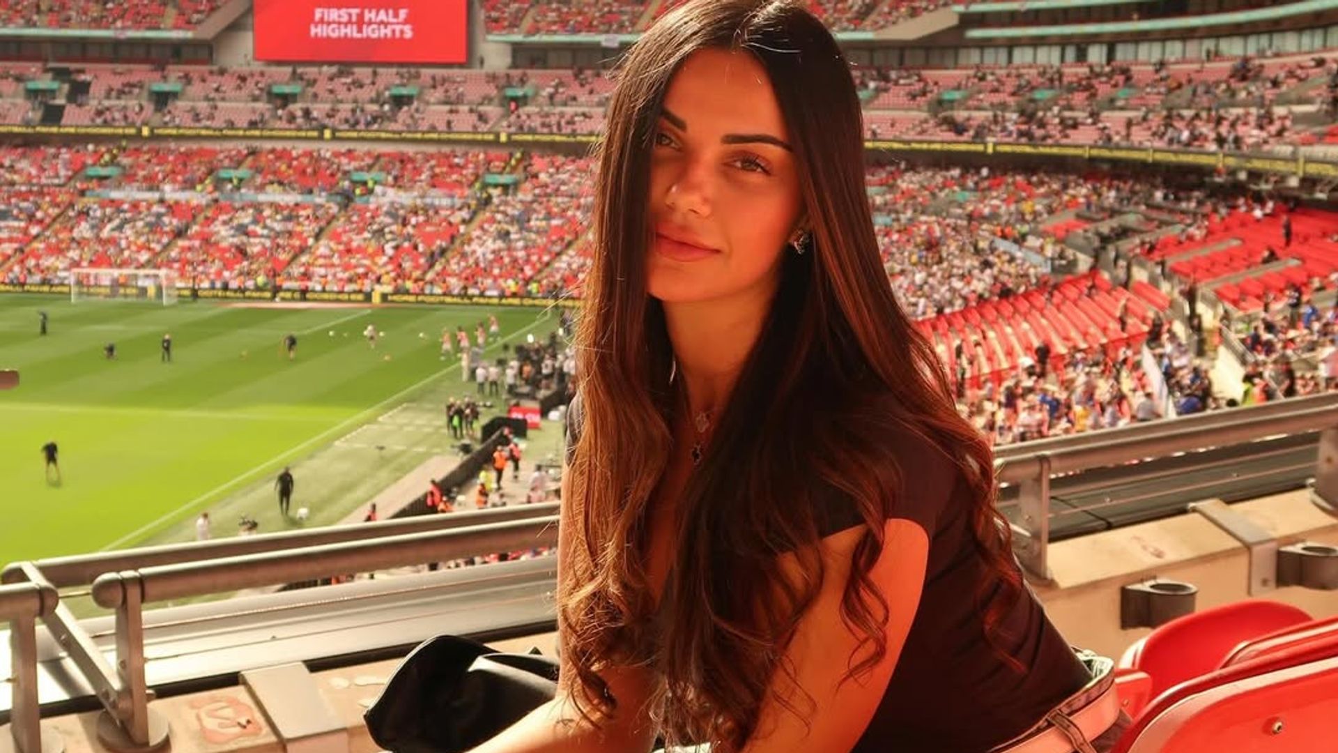 Claudia Rodríguez, novia de Cucurella, arrasa con vaqueros personalizados del Mundial 2026: "El fútbol es la inspiración, pero interpretado de una forma personal y creativa"