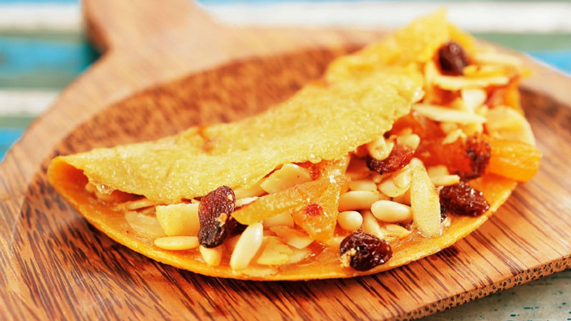Tortilla dulce rellena de frutos secos a la miel