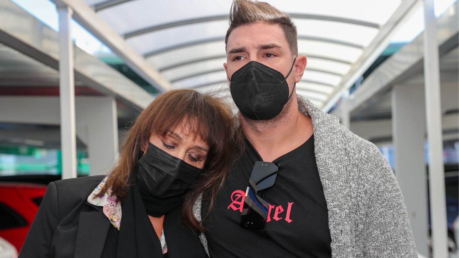 El emotivo abrazo de María Ángeles Grajal a su hijo Jacobo tras regresar a España después de la muerte de Jaime Ostos