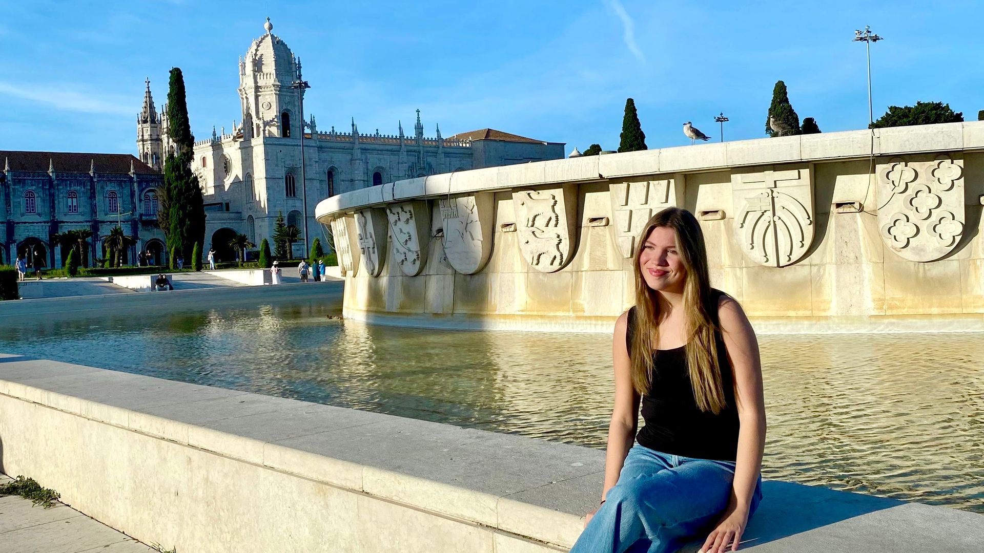 Los looks de la Infanta en su nueva vida: vaqueros, tops de tendencia y un guiño a su madre