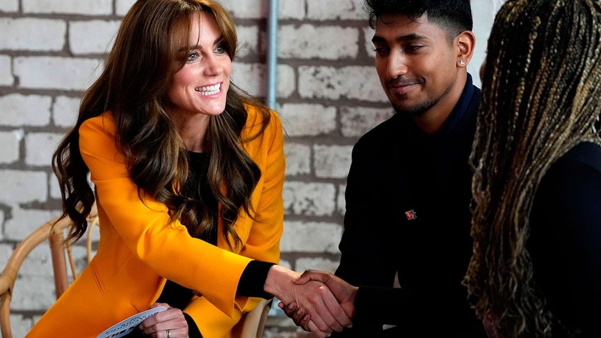 Kate sorprende en el color al que menos recurre y luciendo unos aretes muy significativos