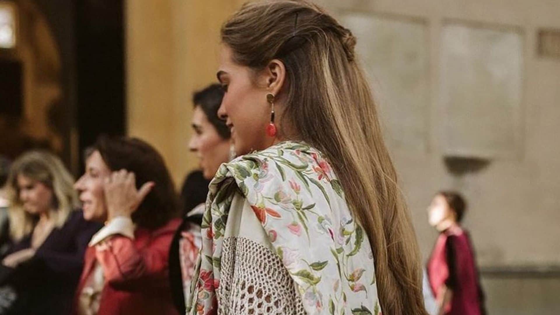 Guía para escoger un mantón de Manila, el complemento de invitada que te enamorará aunque no seas andaluza