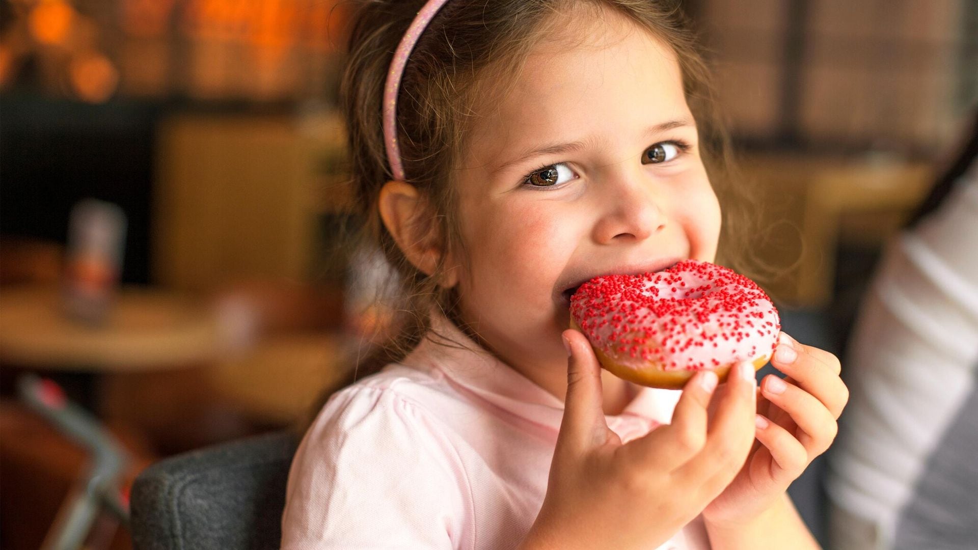 Por qué no debemos prohibir a los niños comer chuches, según los expertos