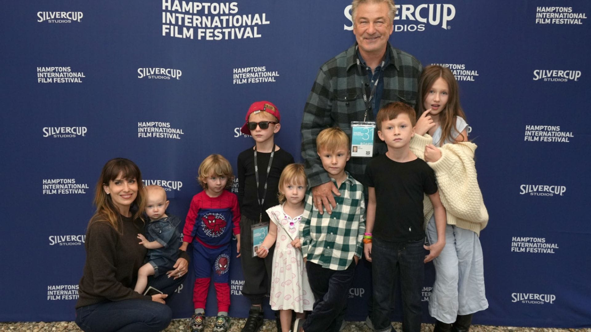 Alec e Hilaria Baldwin dan una lección de cómo posar con 7 hijos en una alfombra roja