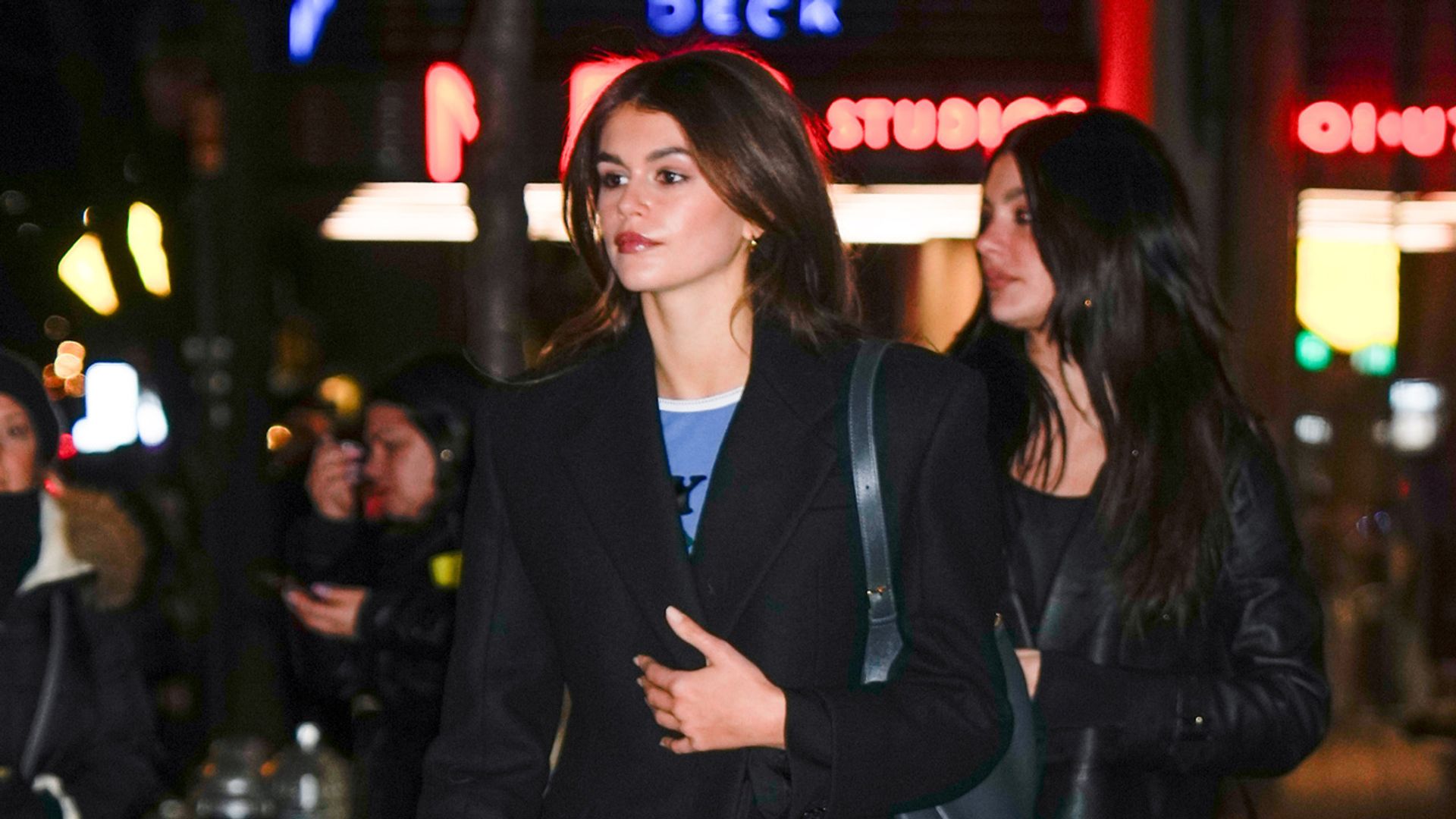 El uniforme de Kaia Gerber para salir por Nueva York: abrigo largo masculino y tacones cómodos
