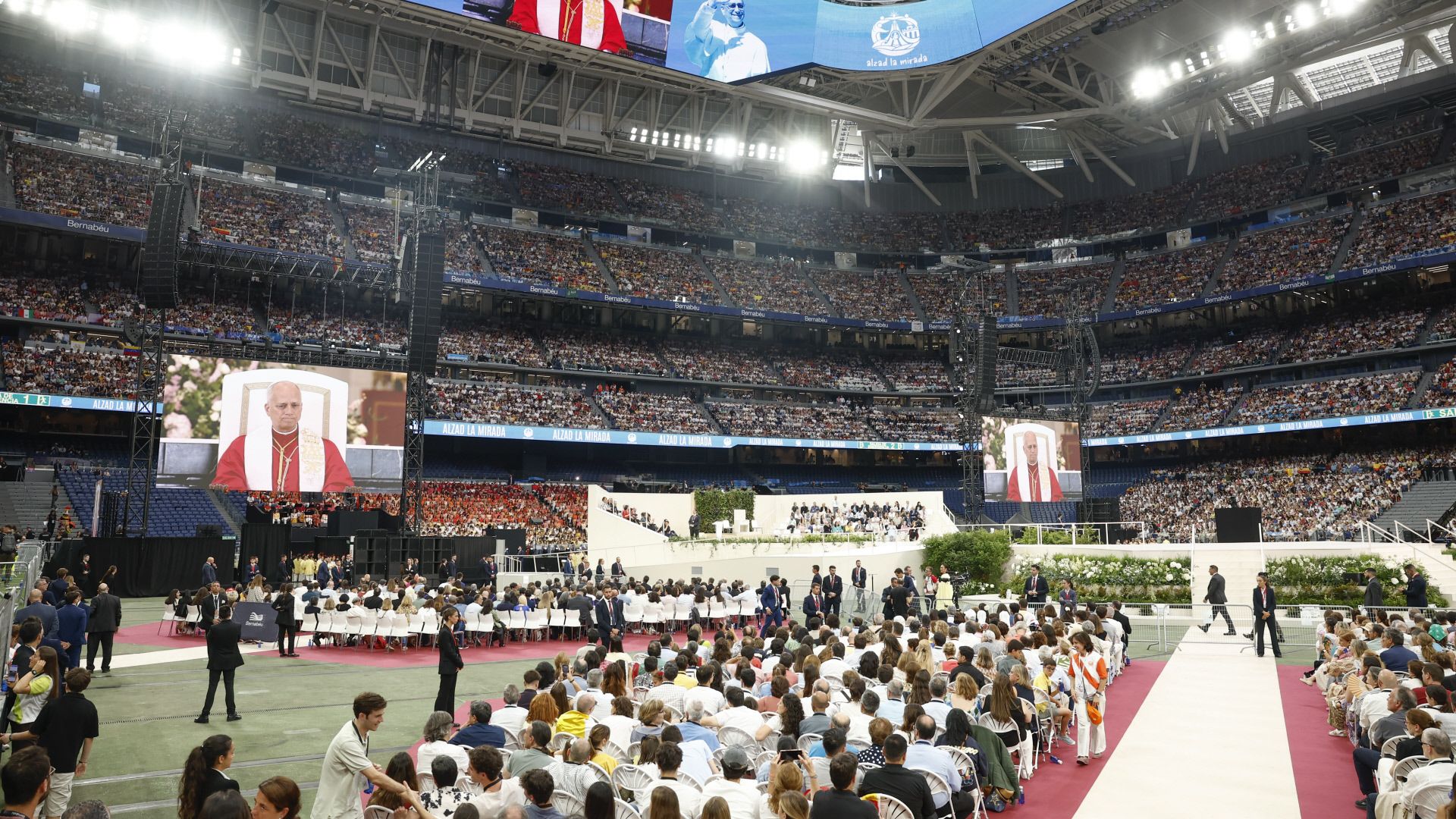 Ambientazo histórico en el Bernabéu: la espera del Papa, desde primera fila