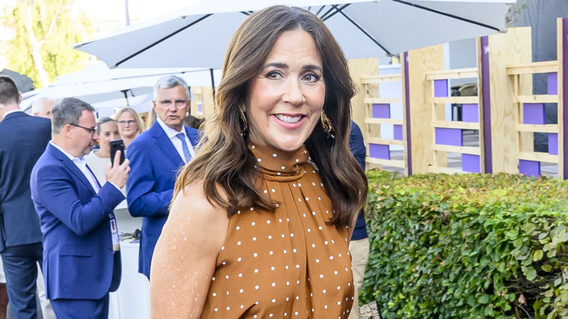 Aterriza en Zara el vestido midi de lunares de Mary de Dinamarca