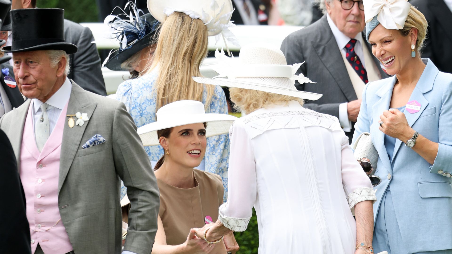 Eugenia de York recibe a la reina Camilla con una profunda reverencia en las carreras de Ascot del 2025