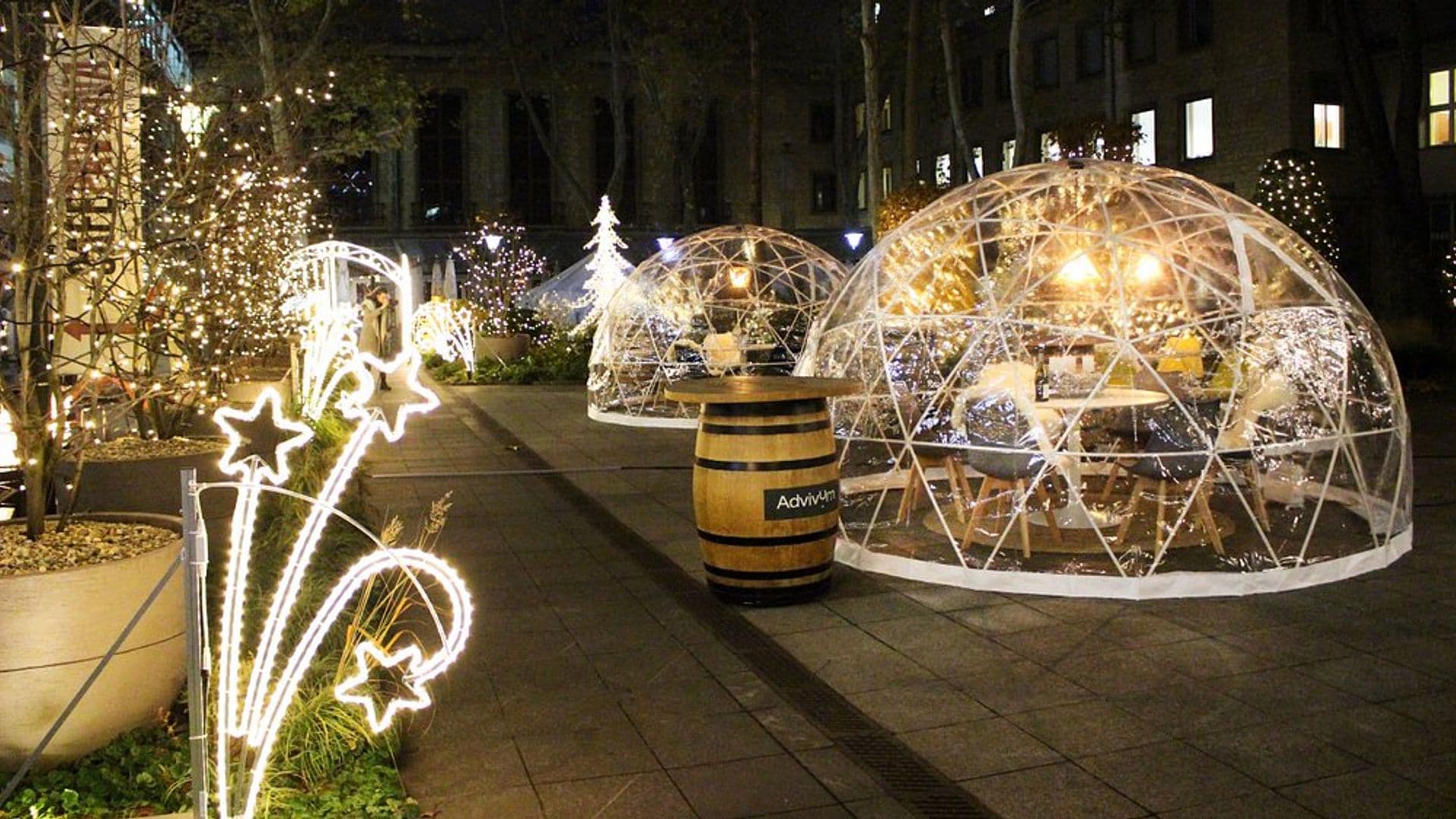 Centro comercial Slovanský Dum en Praga, con un hermoso jardín navideño donde tomar algo en iglús iluminados con lucecitas
