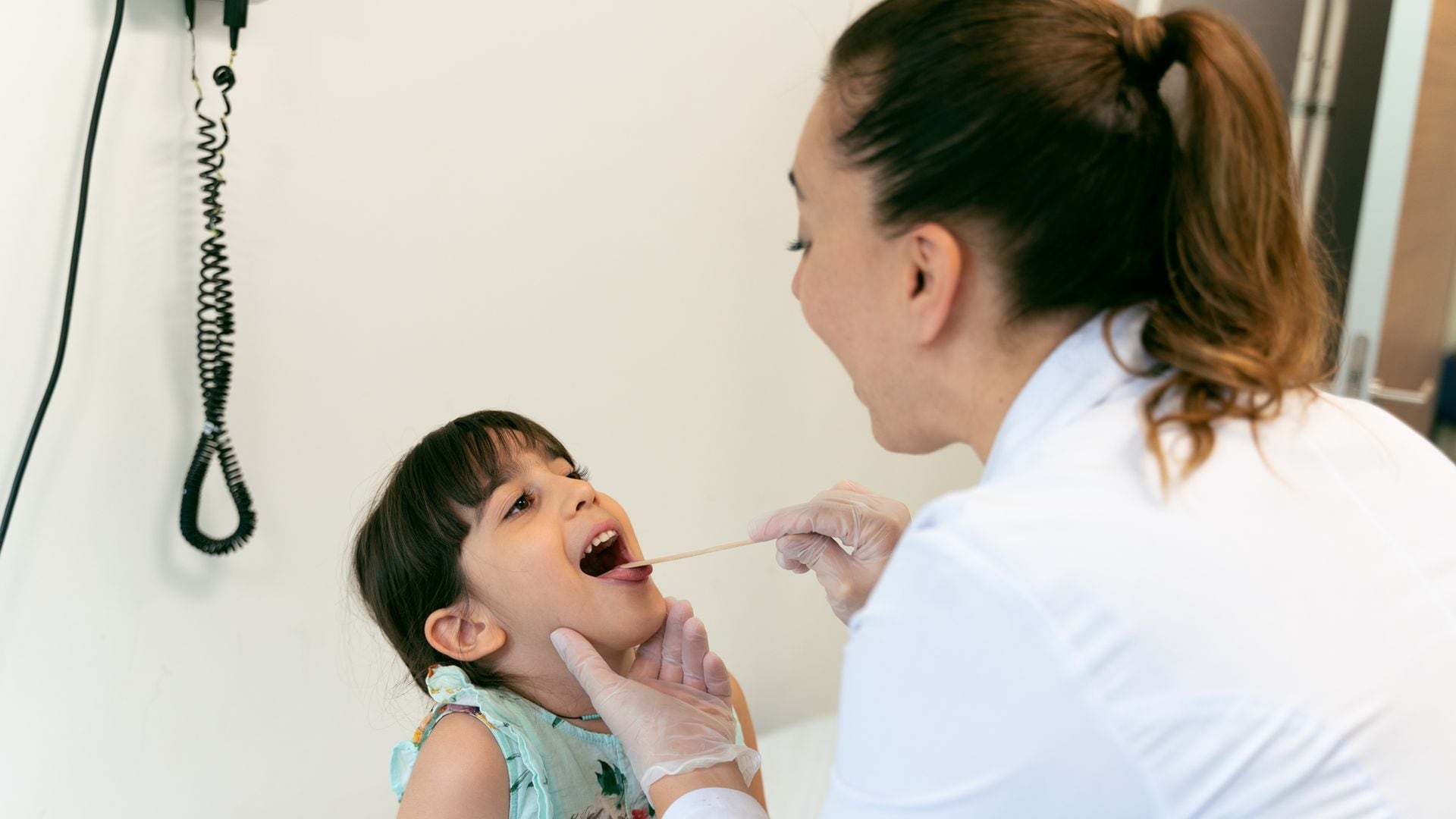 Pediatra revisa a niña