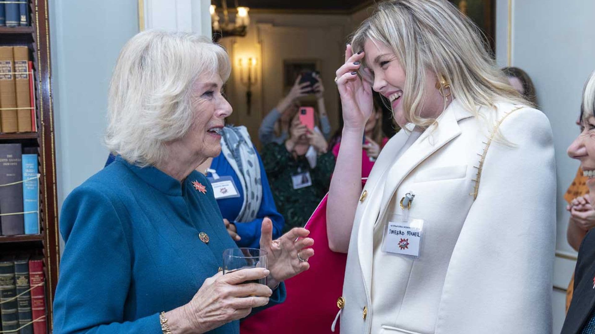 Camilla conoce a Camilla: el encuentro de la duquesa de Cornualles con su doble en 'The Crown'