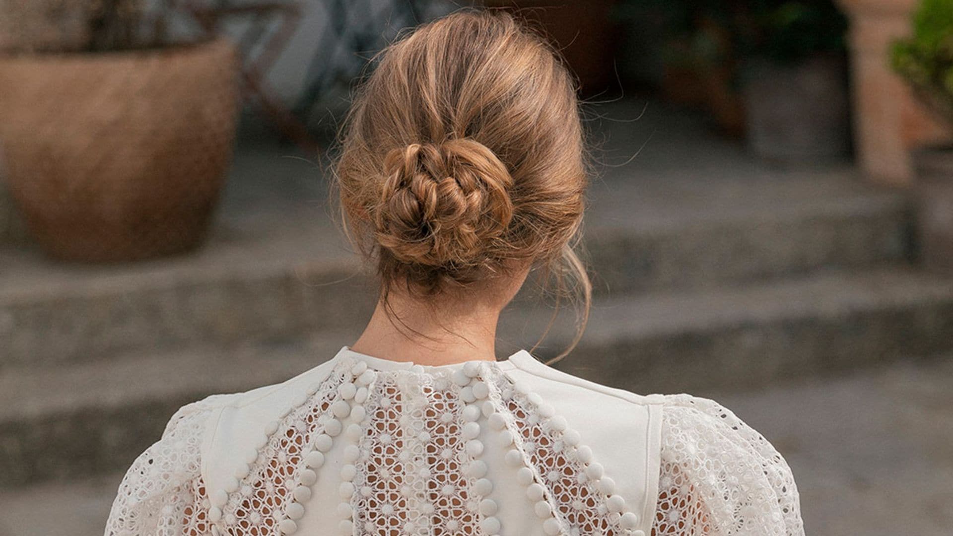 Si vas a llevar un vestido con mangas abullonadas deberías ver estos peinados