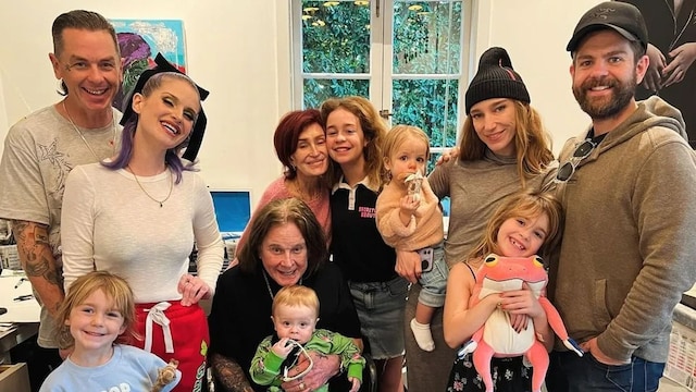 Ozzy Osbourne con sus hijos y sus nietos en su 75 cumpleaños